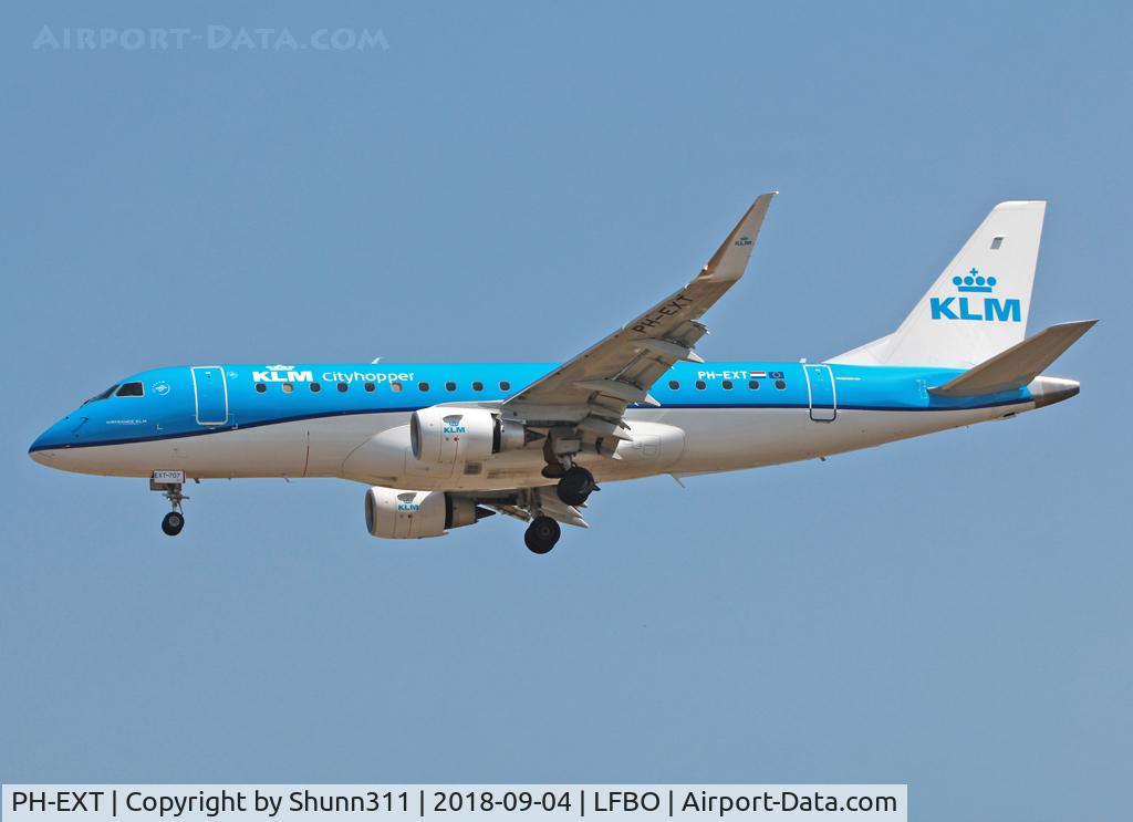 PH-EXT, 2018 Embraer ERJ-175STD (ERJ-170-200) C/N 17000707, Landing rwy 32L