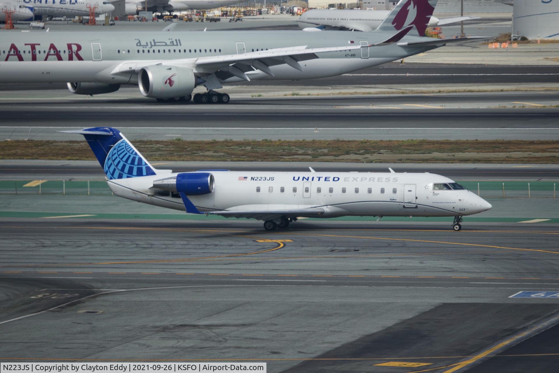 N223JS, 2004 Bombardier CRJ-200ER (CL-600-2B19) C/N 7892, Sky Terrace SFO 2021.