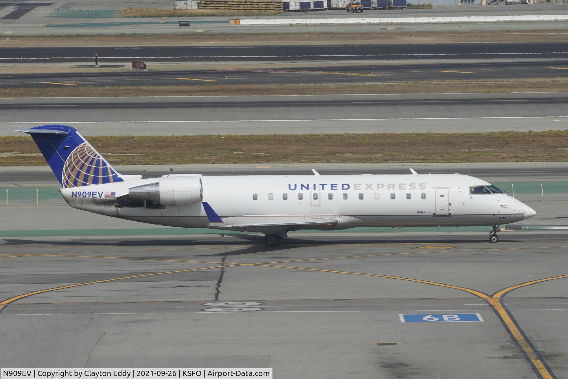 N909EV, 2002 Bombardier CRJ-200ER (CL-600-2B19) C/N 7658, Sky Terrace SFO 2021.