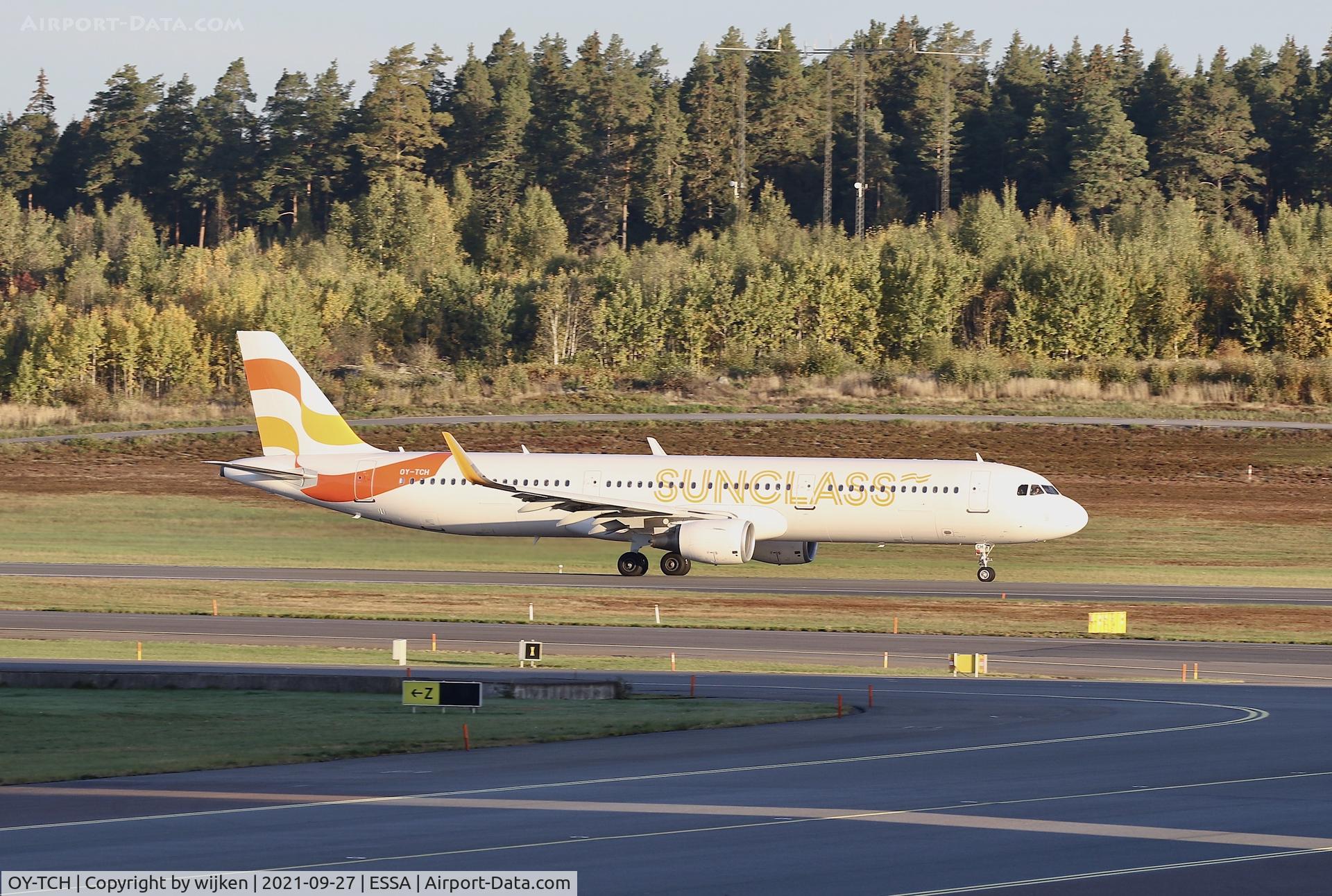 OY-TCH, 2015 Airbus A321-211 C/N 6438, RWY 08