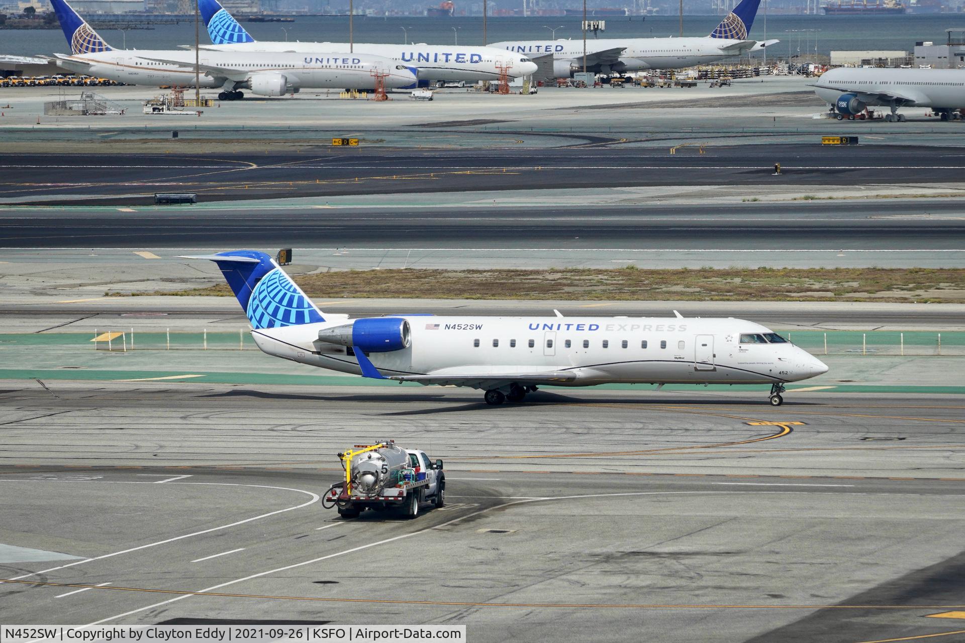 N452SW, 2002 Bombardier CRJ-200ER (CL-600-2B19) C/N 7716, Sky Terrace SFO 2021.
