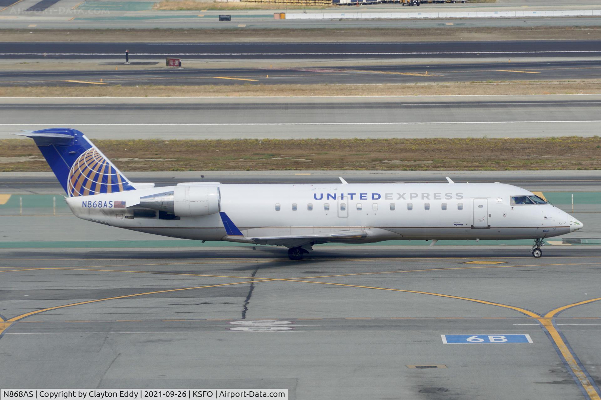 N868AS, 2001 Bombardier CRJ-200ER (CL-600-2B19) C/N 7474, Sky Terrace SFO 2021.