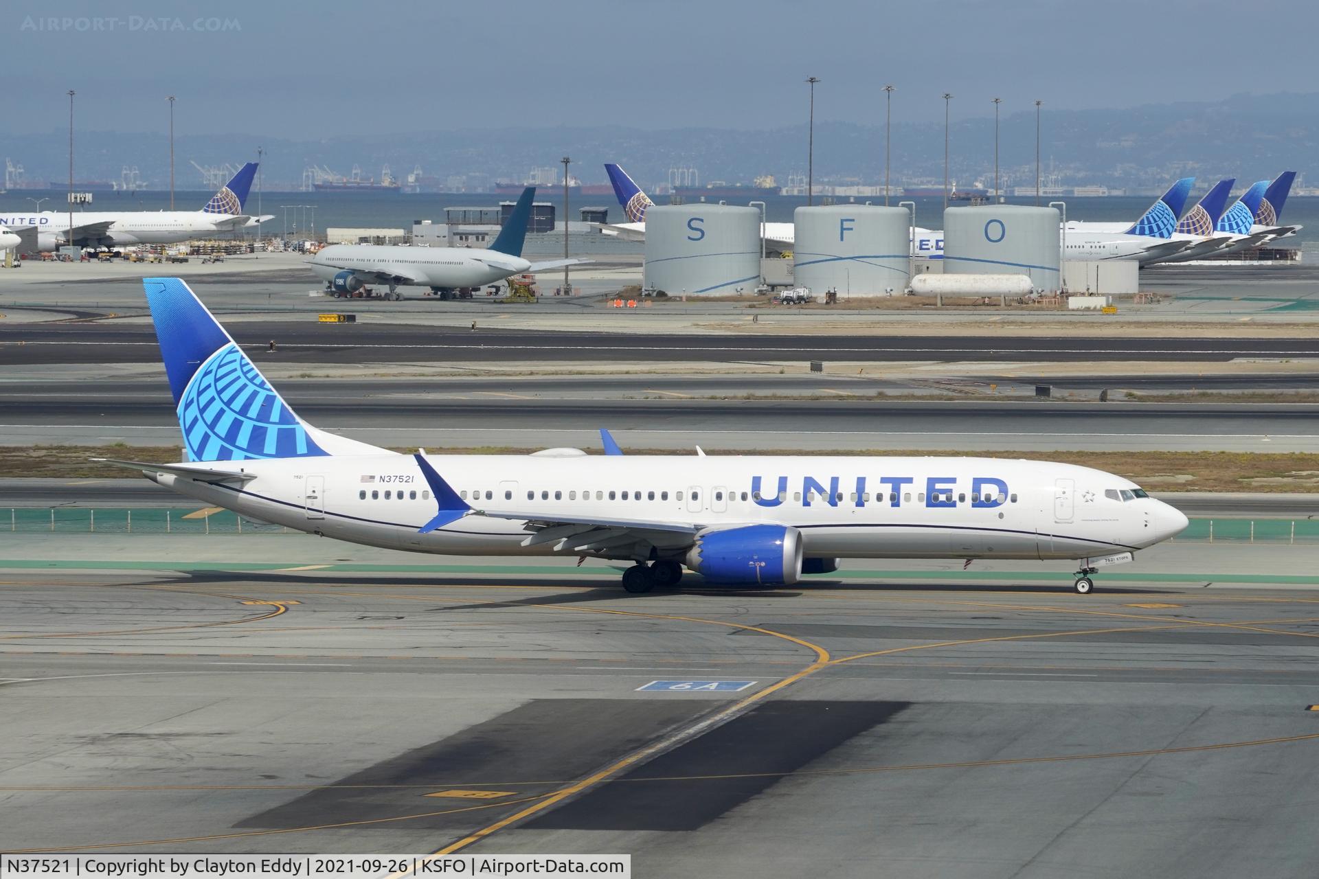 N37521, 2020 Boeing 737-9 MAX C/N 64497, Sky Terrace SFO 2021.