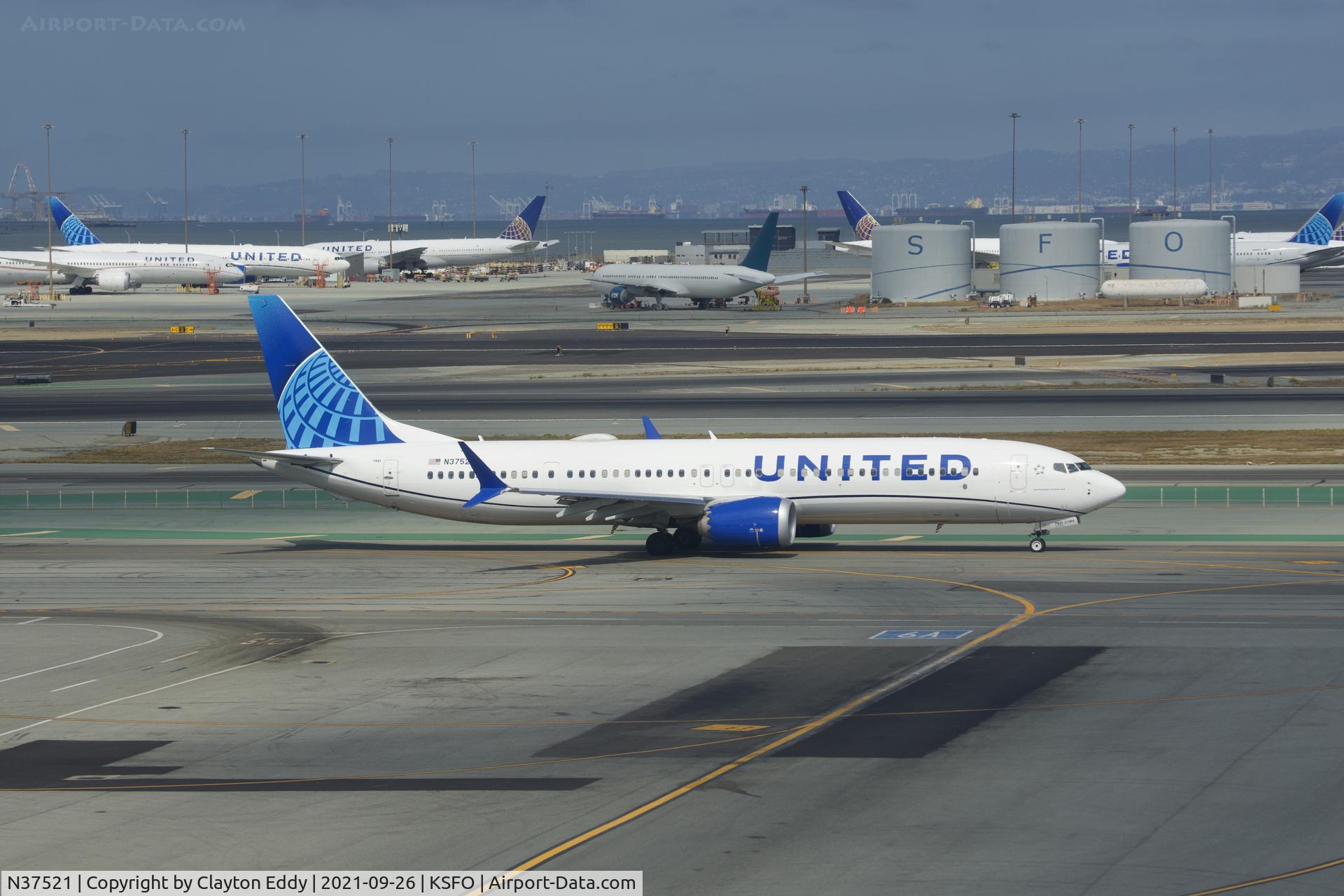 N37521, 2020 Boeing 737-9 MAX C/N 64497, Sky Terrace SFO 2021.