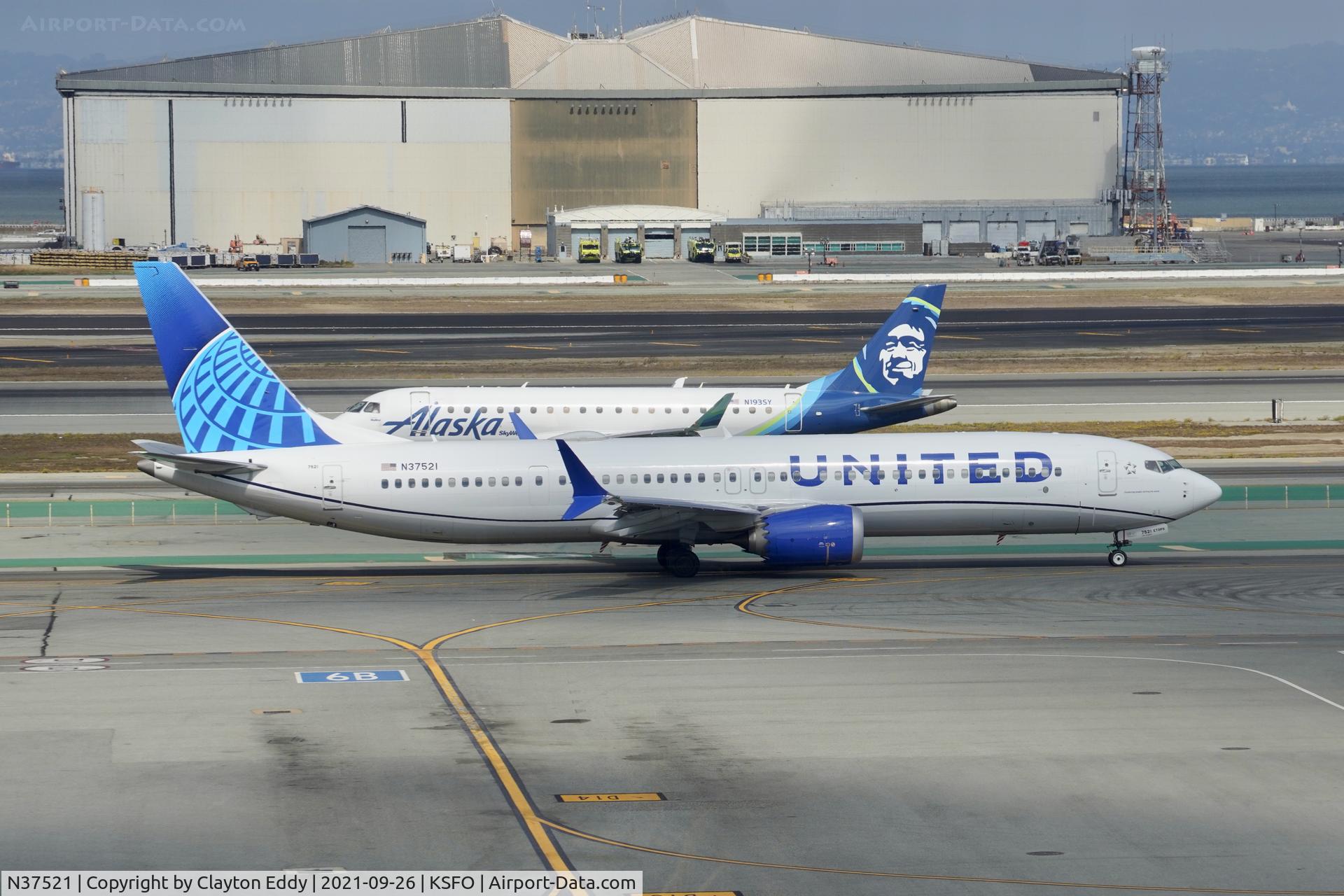 N37521, 2020 Boeing 737-9 MAX C/N 64497, Sky Terrace SFO 2021.