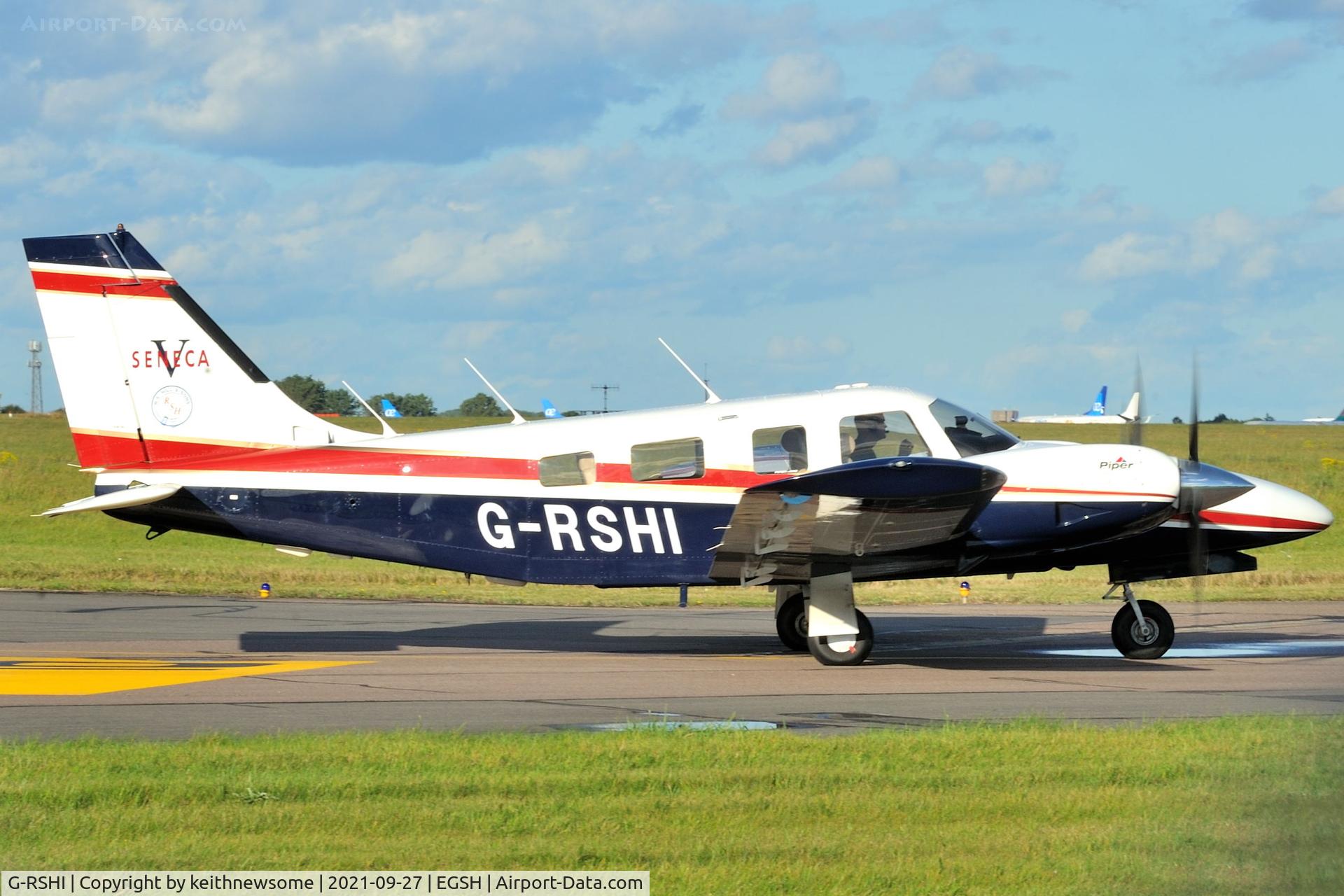 G-RSHI, 1998 Piper PA-34-220T Seneca V C/N 34-49077, Leaving Norwich.