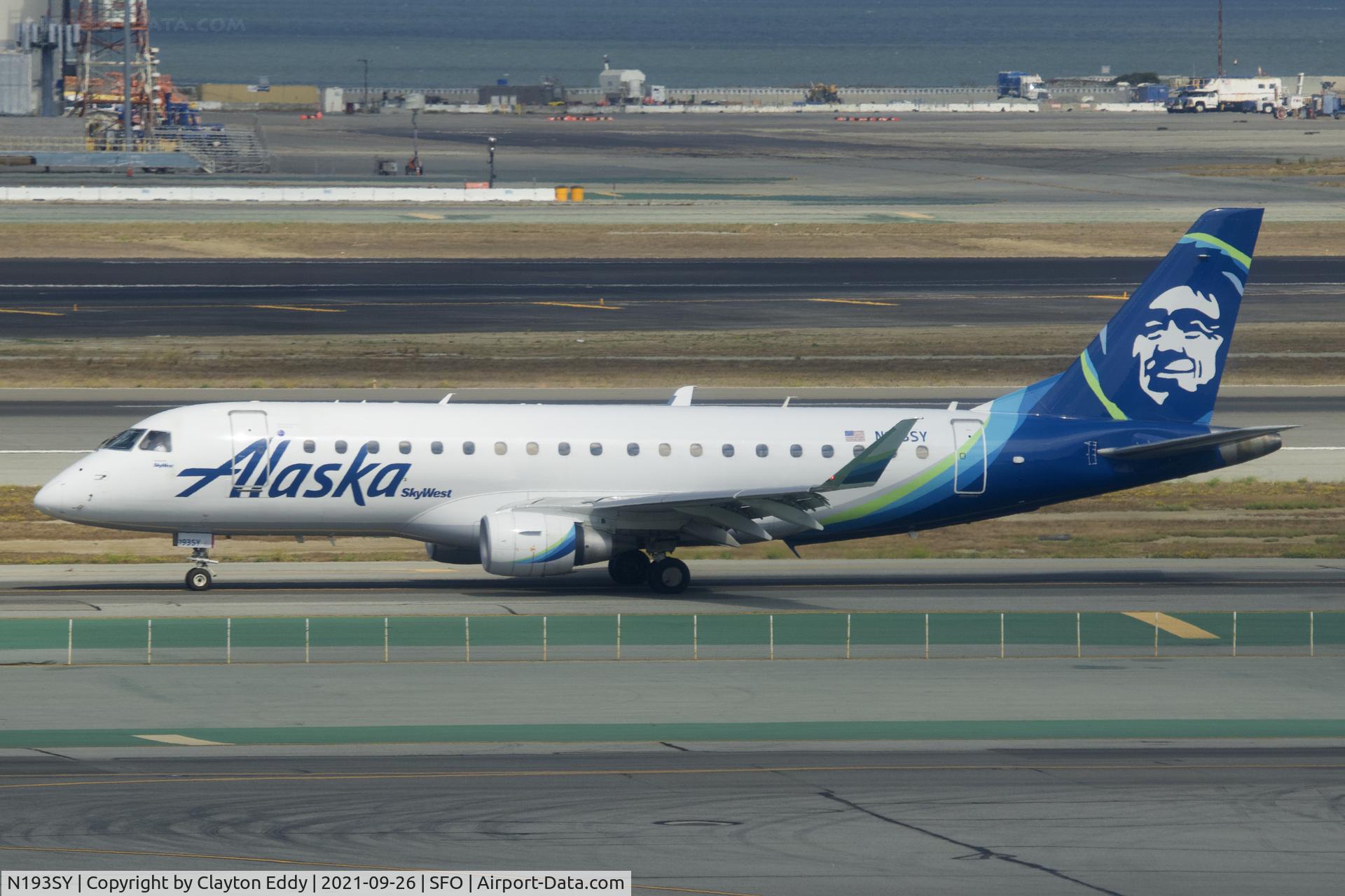 N193SY, 2017 Embraer 175LR (ERJ-170-200LR) C/N 17000690, Sky Terrace SFO 2021.