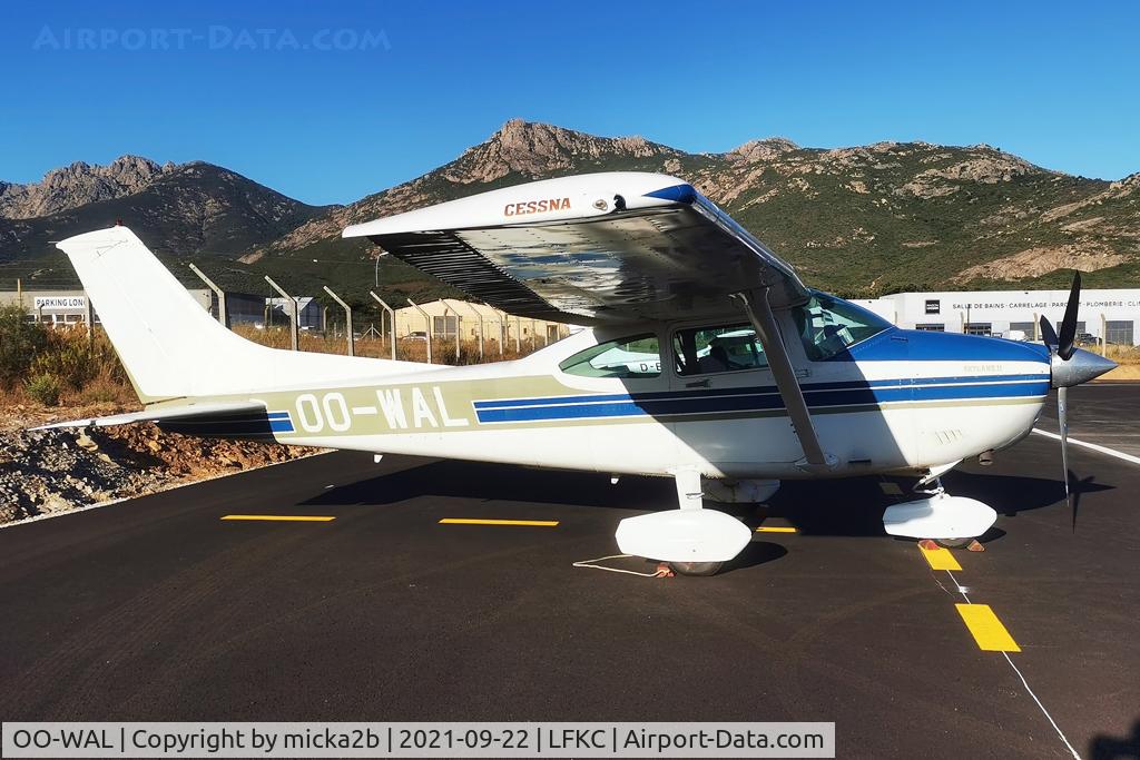 OO-WAL, Cessna 182R Skylane C/N 18268083, Parked