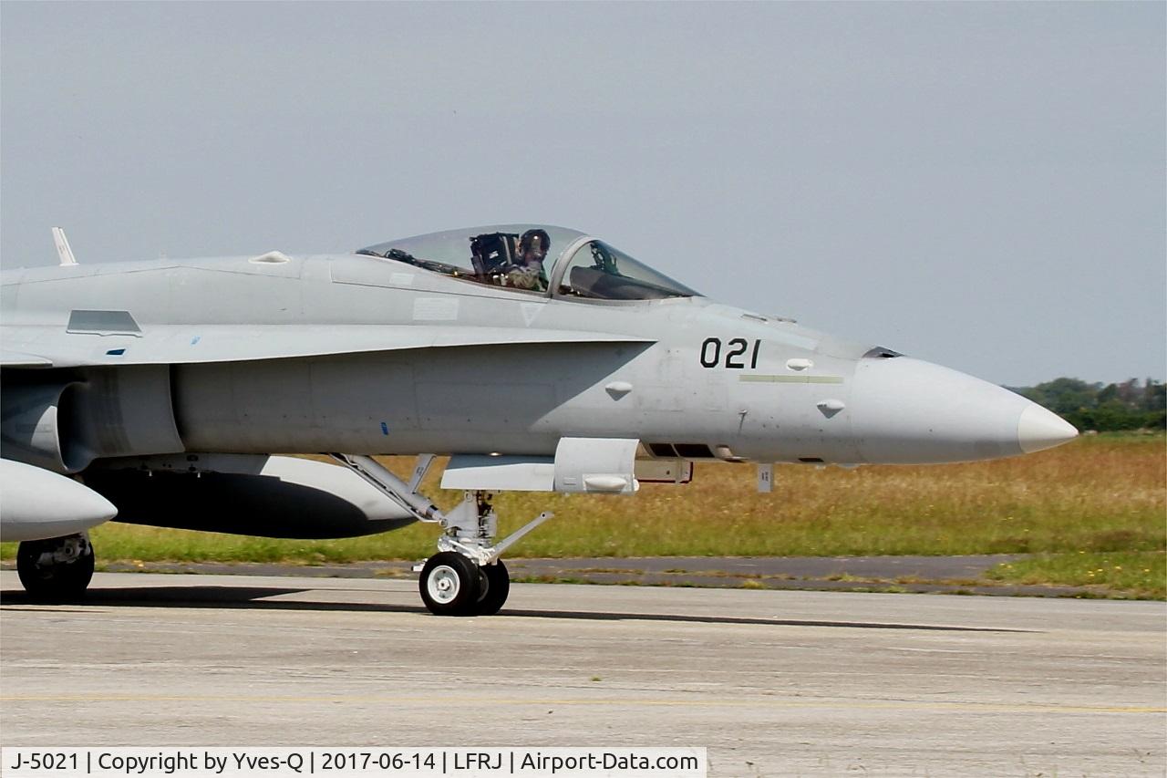 J-5021, McDonnell Douglas F/A-18C Hornet C/N 1370/SFC021, McDonnell Douglas FA-18C Hornet, Taxiing to flight-line, Landivisiau Naval Air Base (LFRJ) Tiger Meet 2017