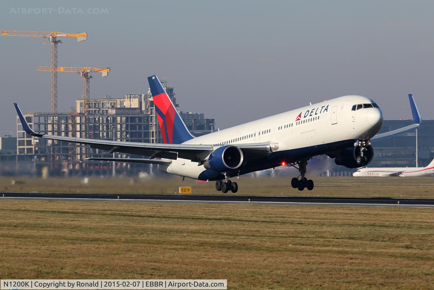 N1200K, 1998 Boeing 767-332 C/N 28457, at bru