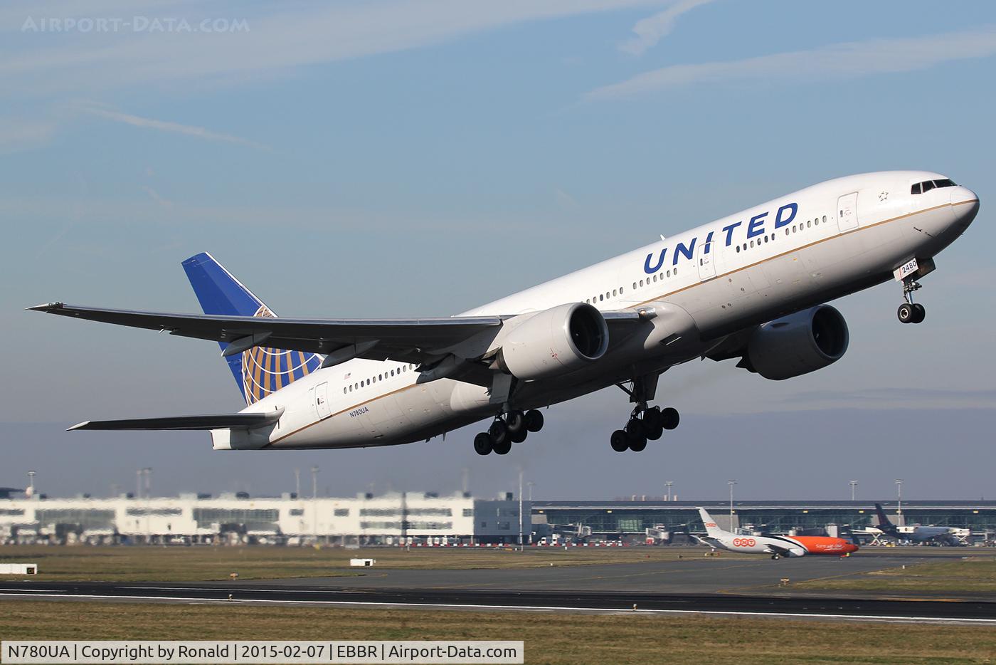 N780UA, 1996 Boeing 777-222 C/N 26944, at bru
