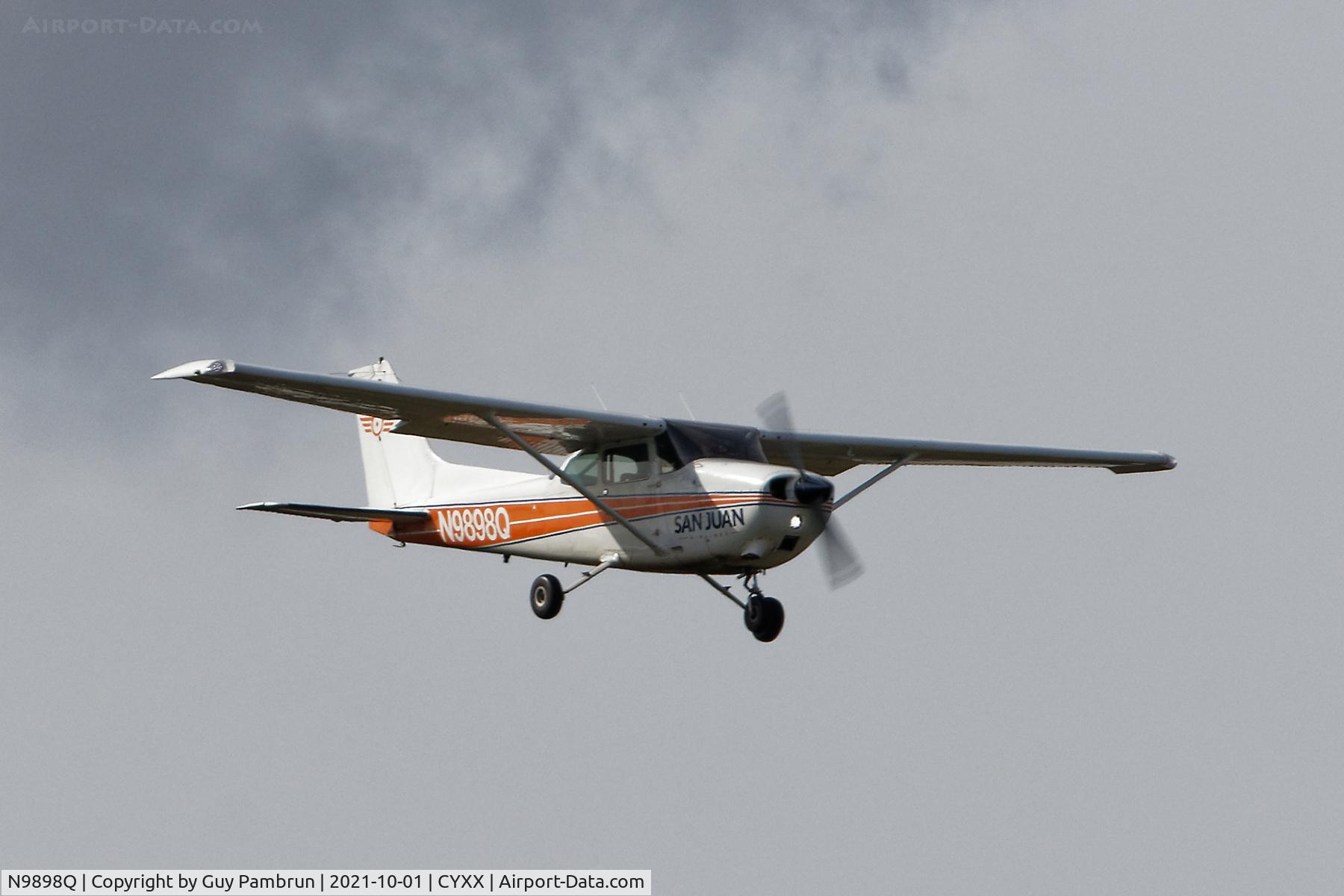 N9898Q, 1975 Cessna 172M C/N 17265842, Landing on 07