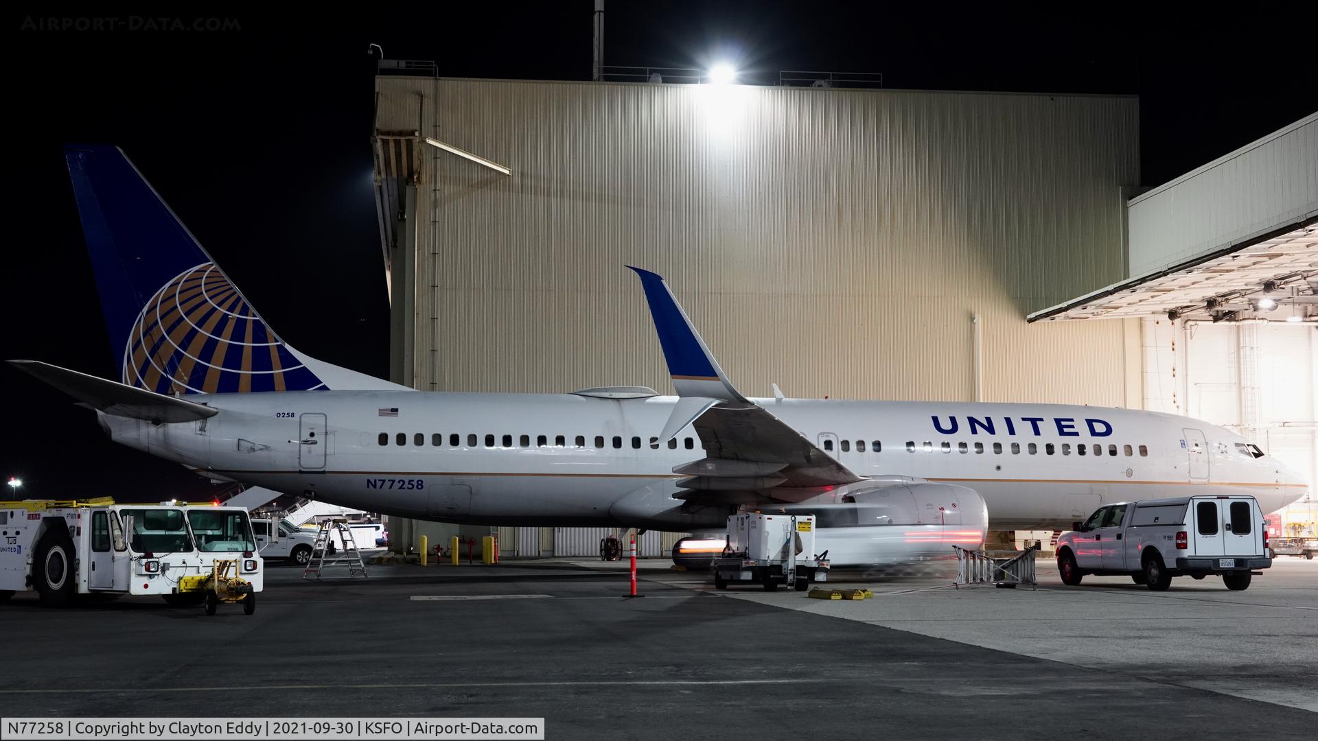 N77258, 2000 Boeing 737-824 C/N 30802, SFO 2021.