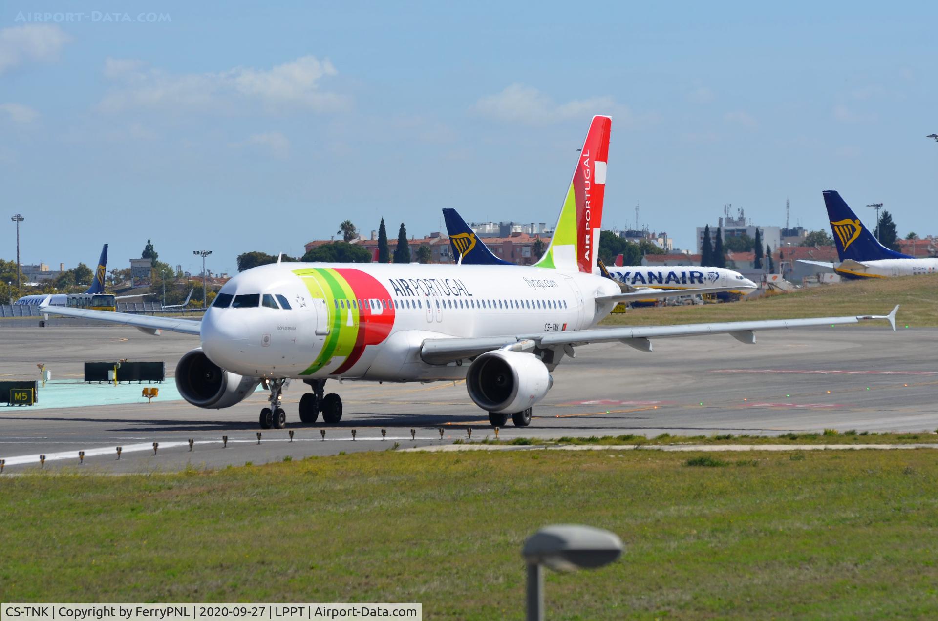 CS-TNK, 2000 Airbus A320-214 C/N 1206, TAP A320 holding for runway 21