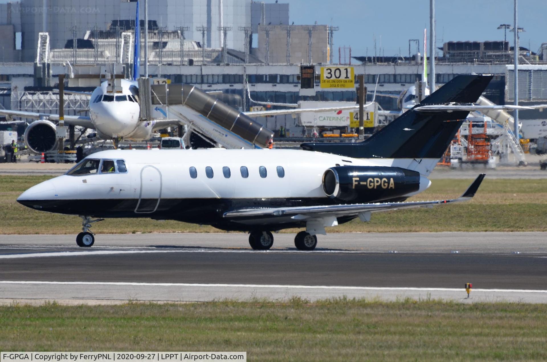 F-GPGA, 2012 Hawker Beechcraft 900XP C/N HA-0205, After a short stop Vailair HS900 departs.