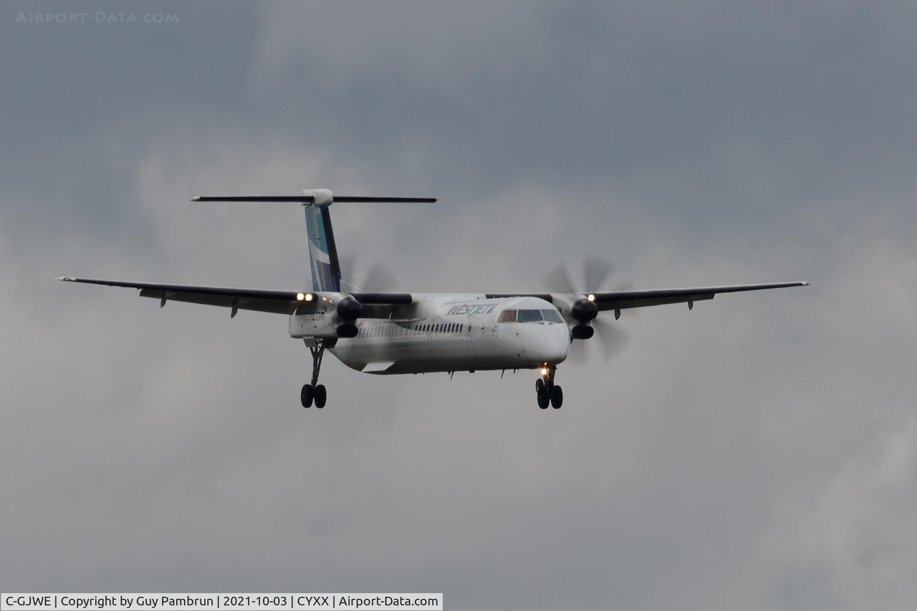 C-GJWE, 2013 De Havilland Canada DHC-8-402Q Dash 8 C/N 4460, Landing on 07