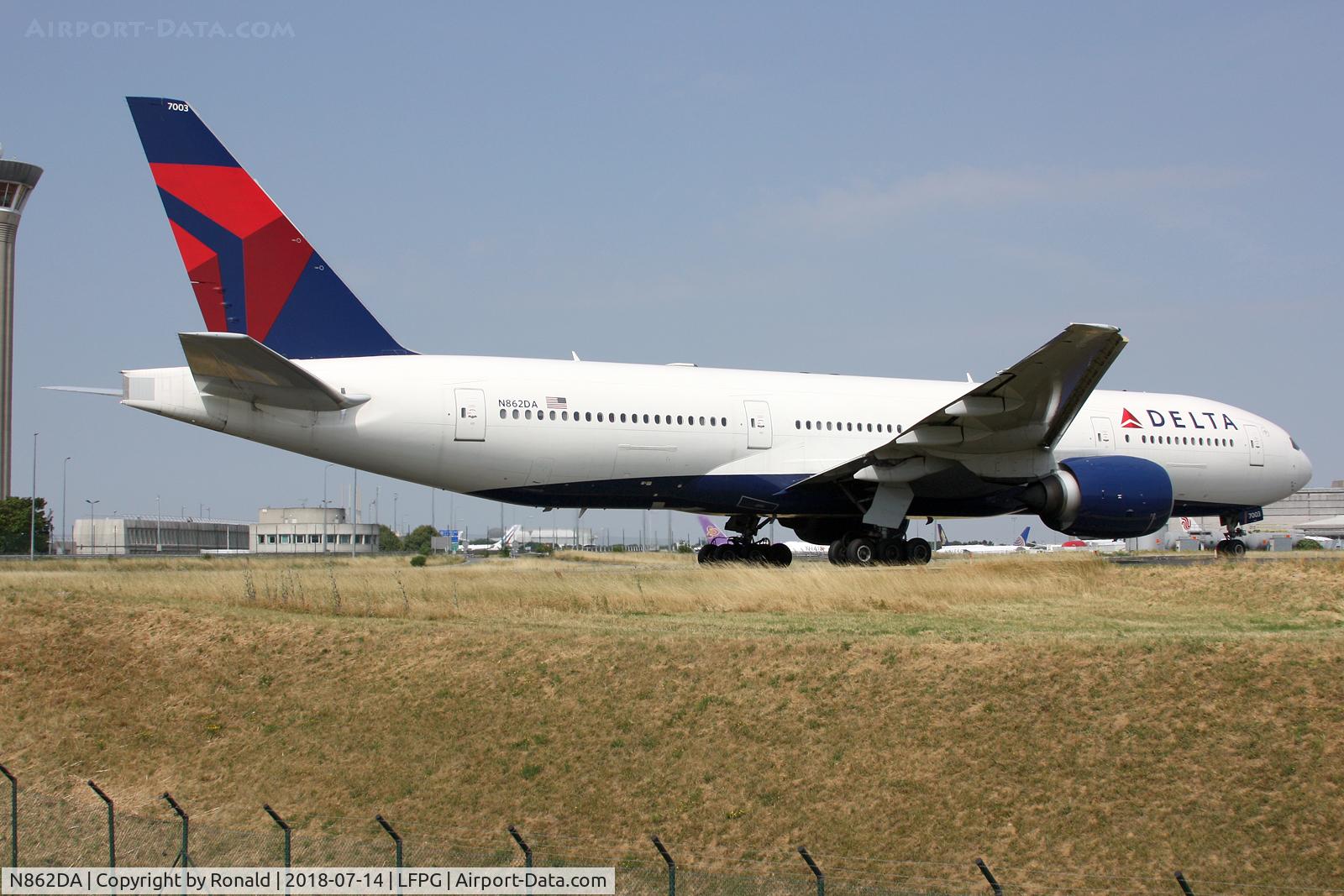 N862DA, 1999 Boeing 777-232 C/N 29734, at cdg