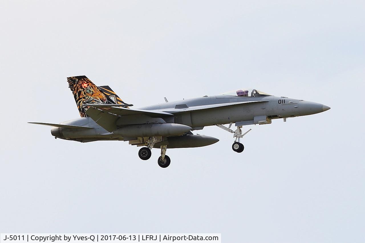 J-5011, McDonnell Douglas F/A-18C Hornet C/N 1351, McDonnell Douglas FA-18C Hornet, On final rwy 08, Landivisiau Naval Air Base (LFRJ) Tiger Meet 2017