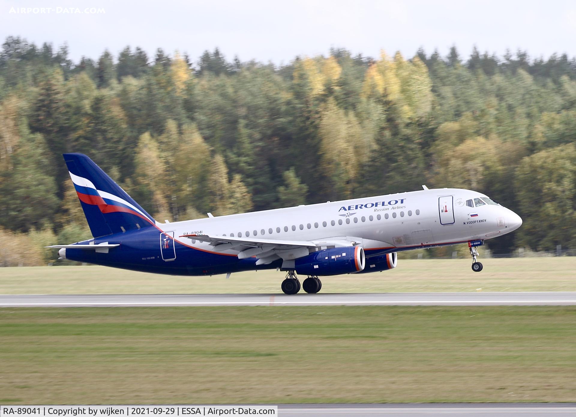 RA-89041, 2014 Sukhoi SuperJet 100-95LR C/N 95063, RWY 19L