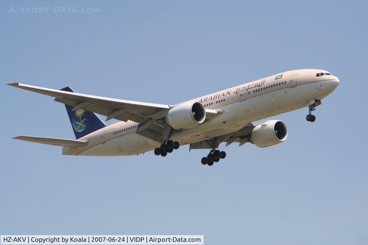 HZ-AKV, Boeing 777-268/ER C/N 28365, Final approach