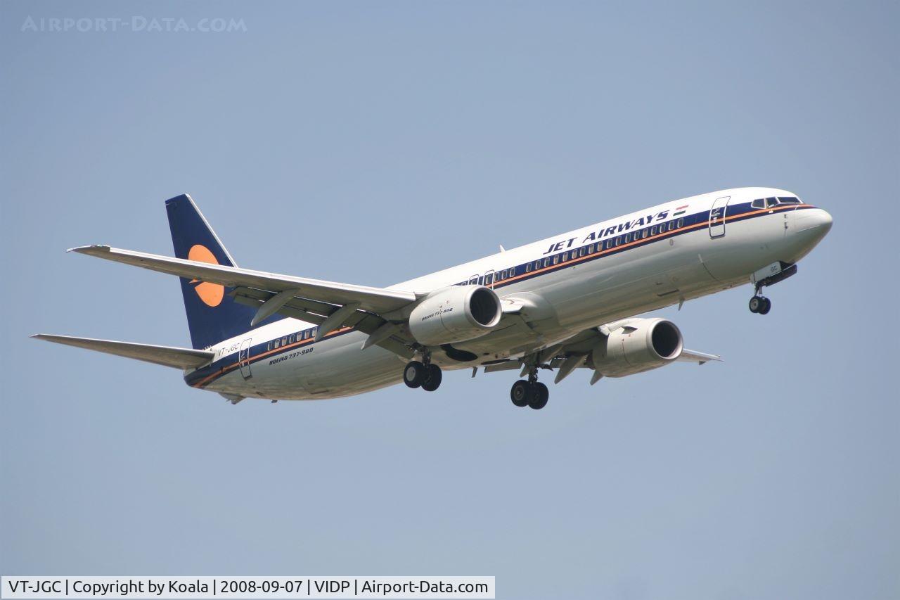 VT-JGC, 2003 Boeing 737-95R C/N 30412, Final approach