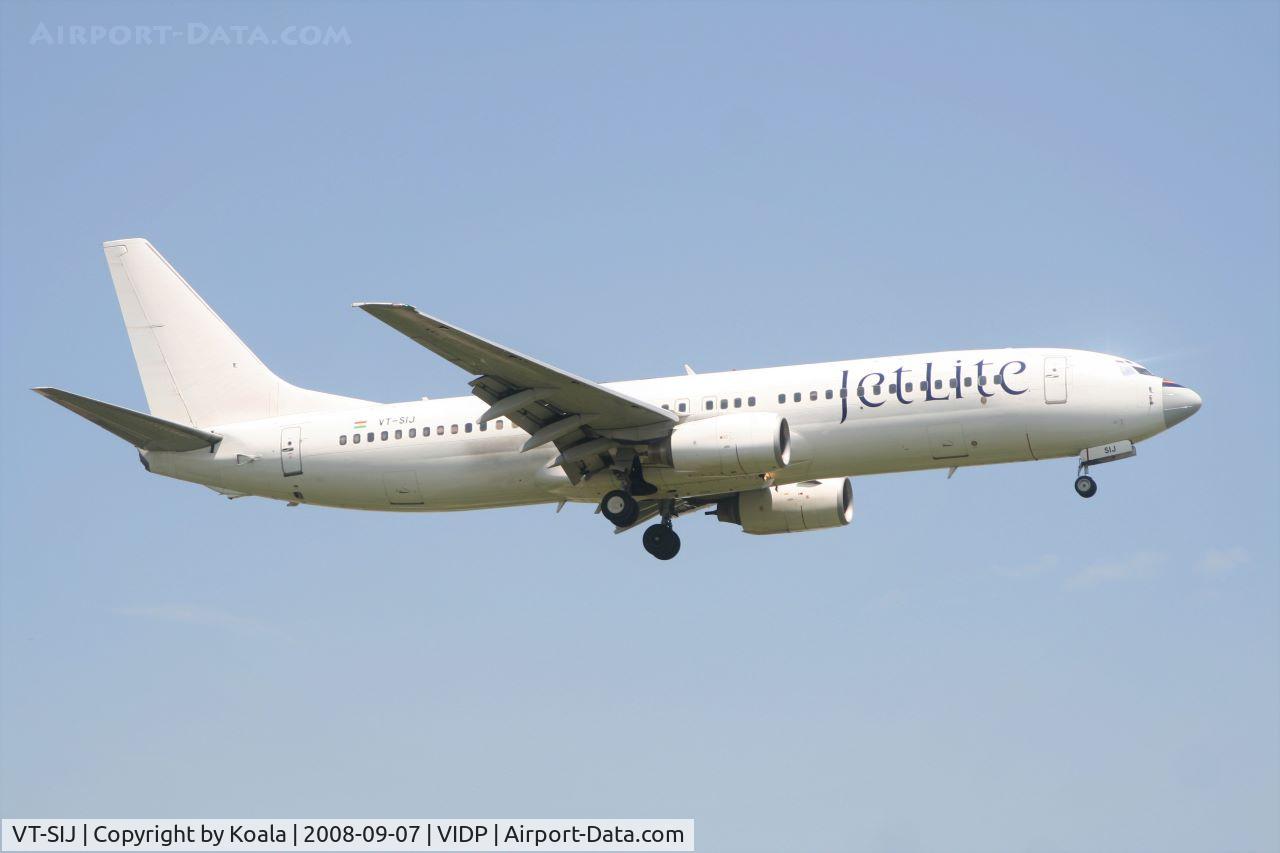 VT-SIJ, 1999 Boeing 737-81Q C/N 29049, Final Approach
