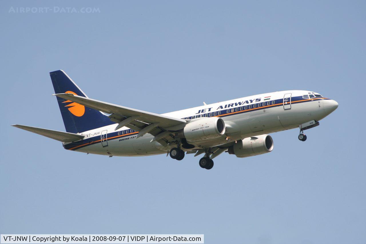 VT-JNW, 2001 Boeing 737-75R C/N 30406, Final approach