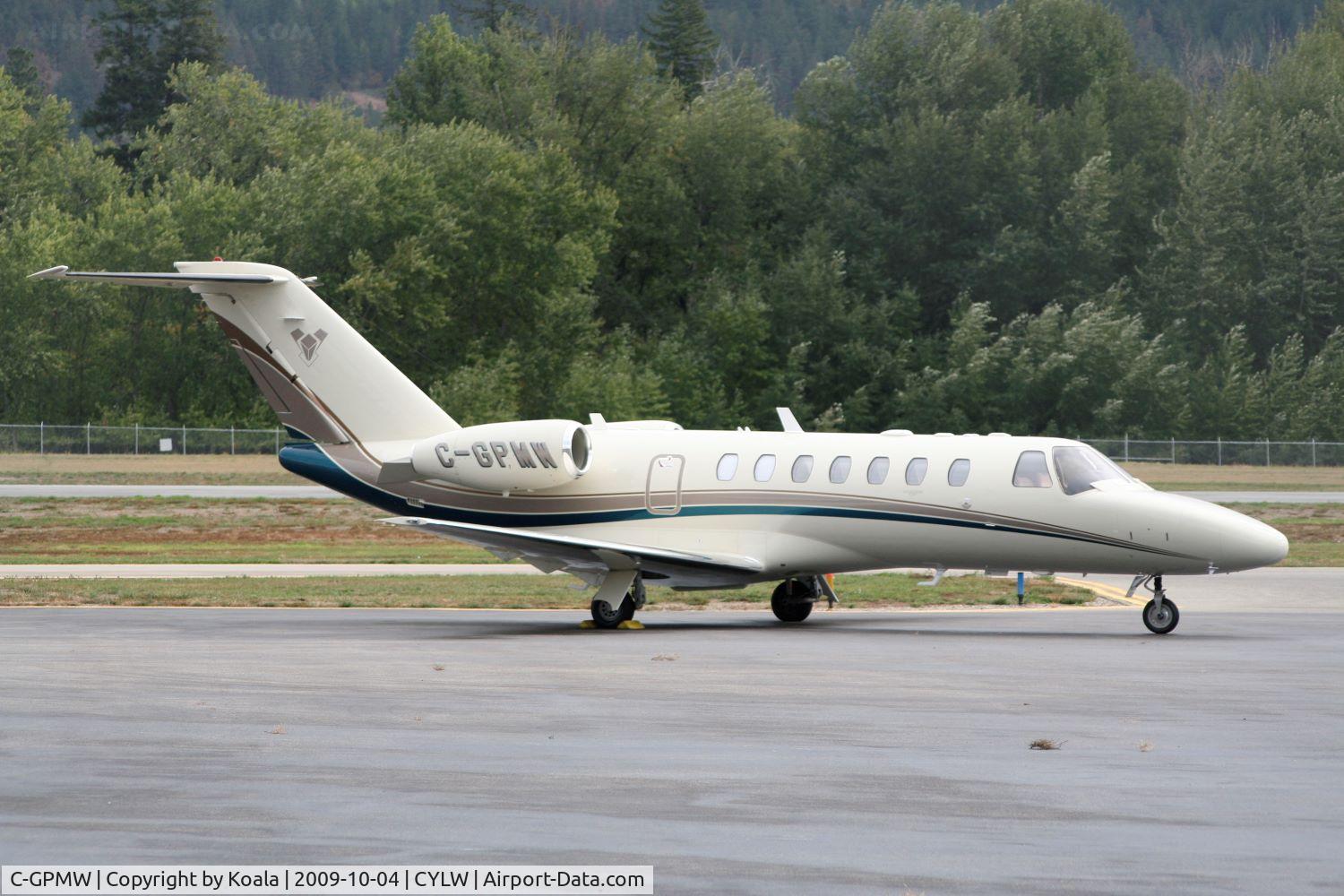 C-GPMW, 2007 Cessna 525B CitationJet CJ3 C/N 525B0206, Taxing for departure