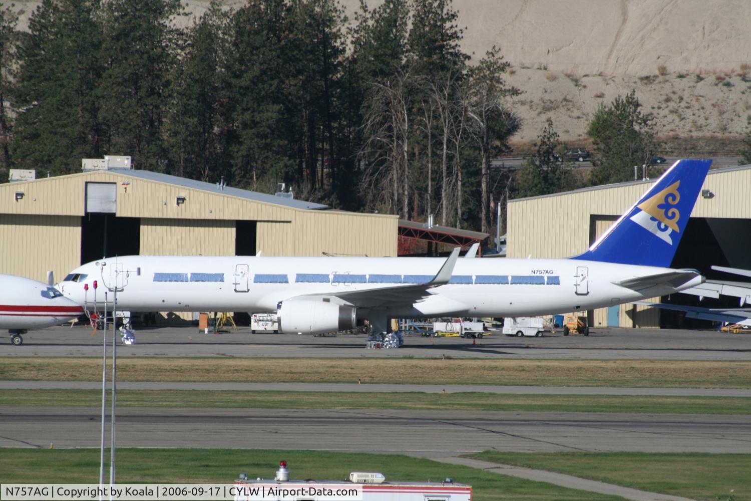N757AG, 2000 Boeing 757-256 C/N 29306, Maintenance to get winglets.