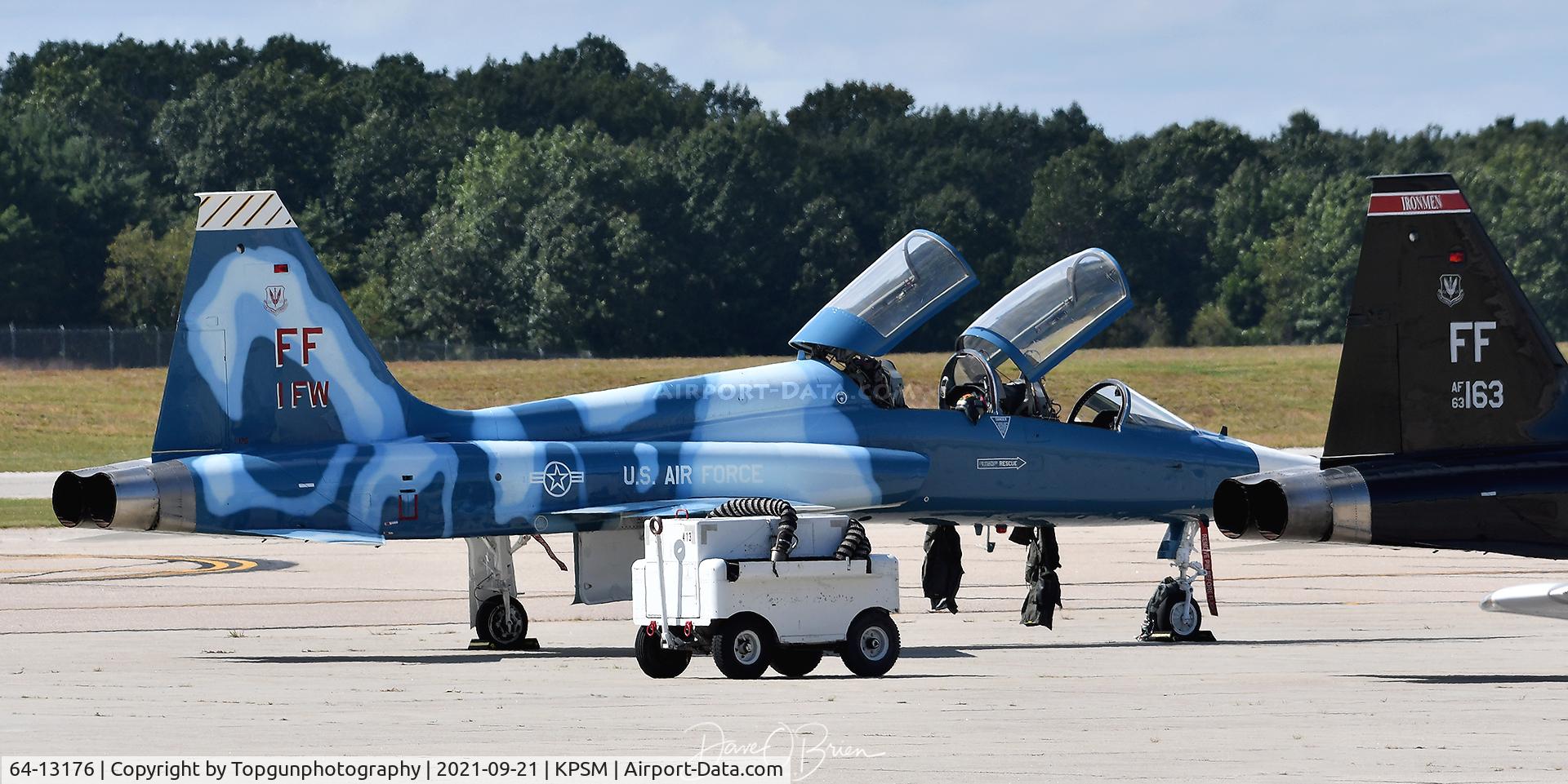 64-13176, 1965 Northrop T-38A Talon C/N N5605, 71st FS pop in for lunch