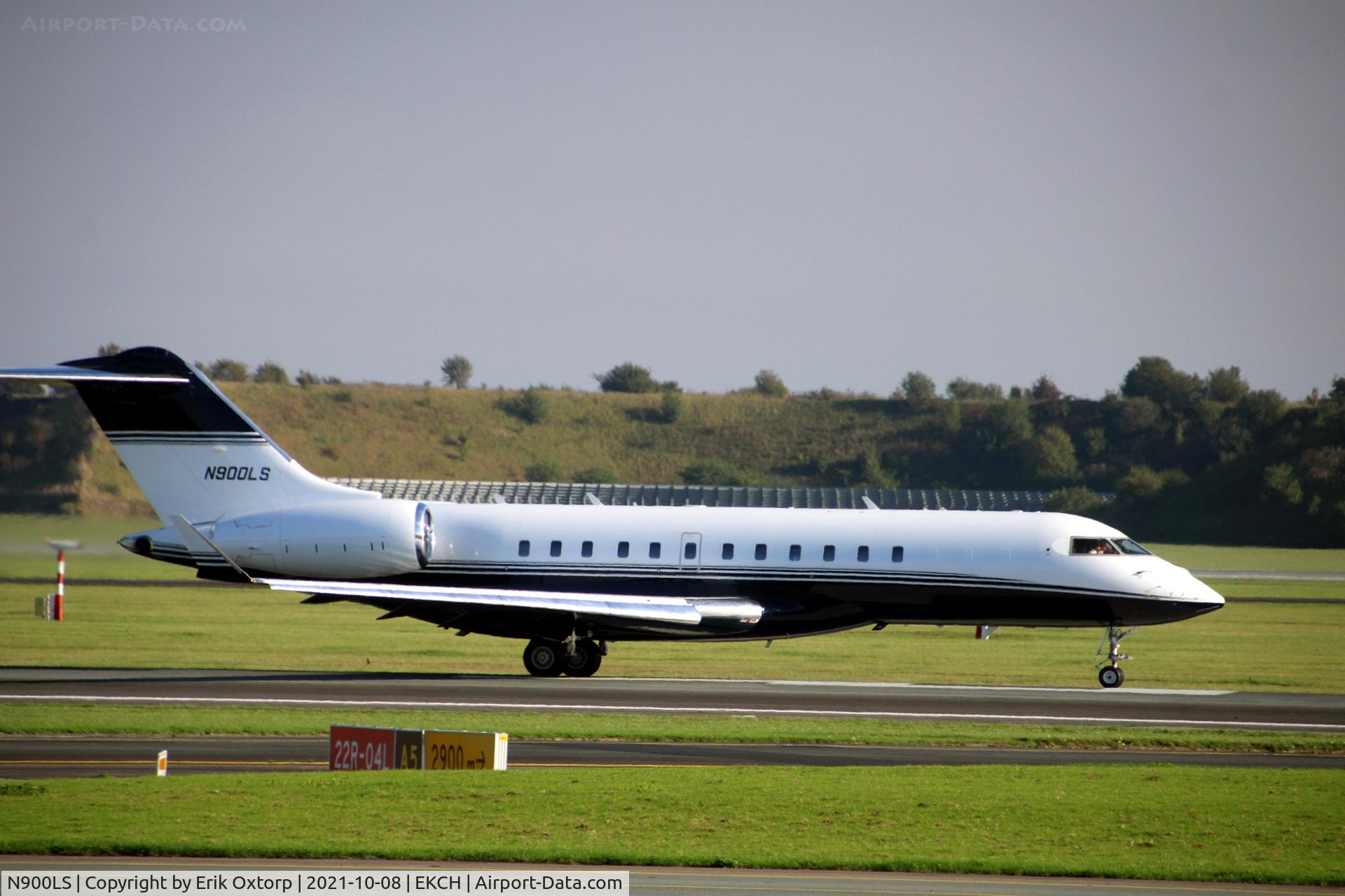 N900LS, 2006 Bombardier BD-700-1A11 Global 5000 C/N 9216, N900LS taking off rw 22R