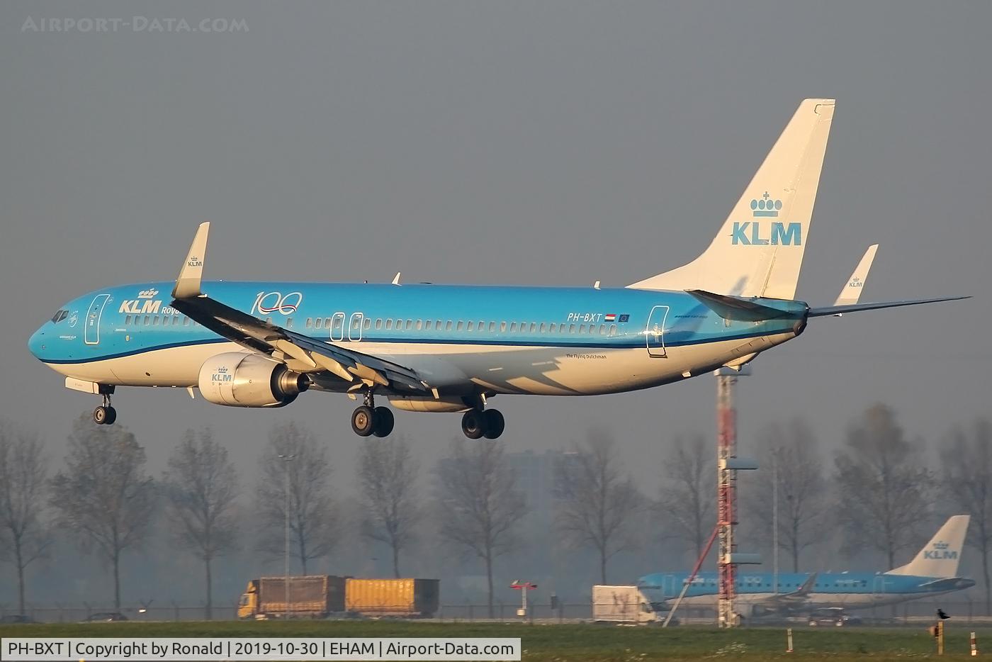 PH-BXT, 2004 Boeing 737-9K2 C/N 32944, at spl