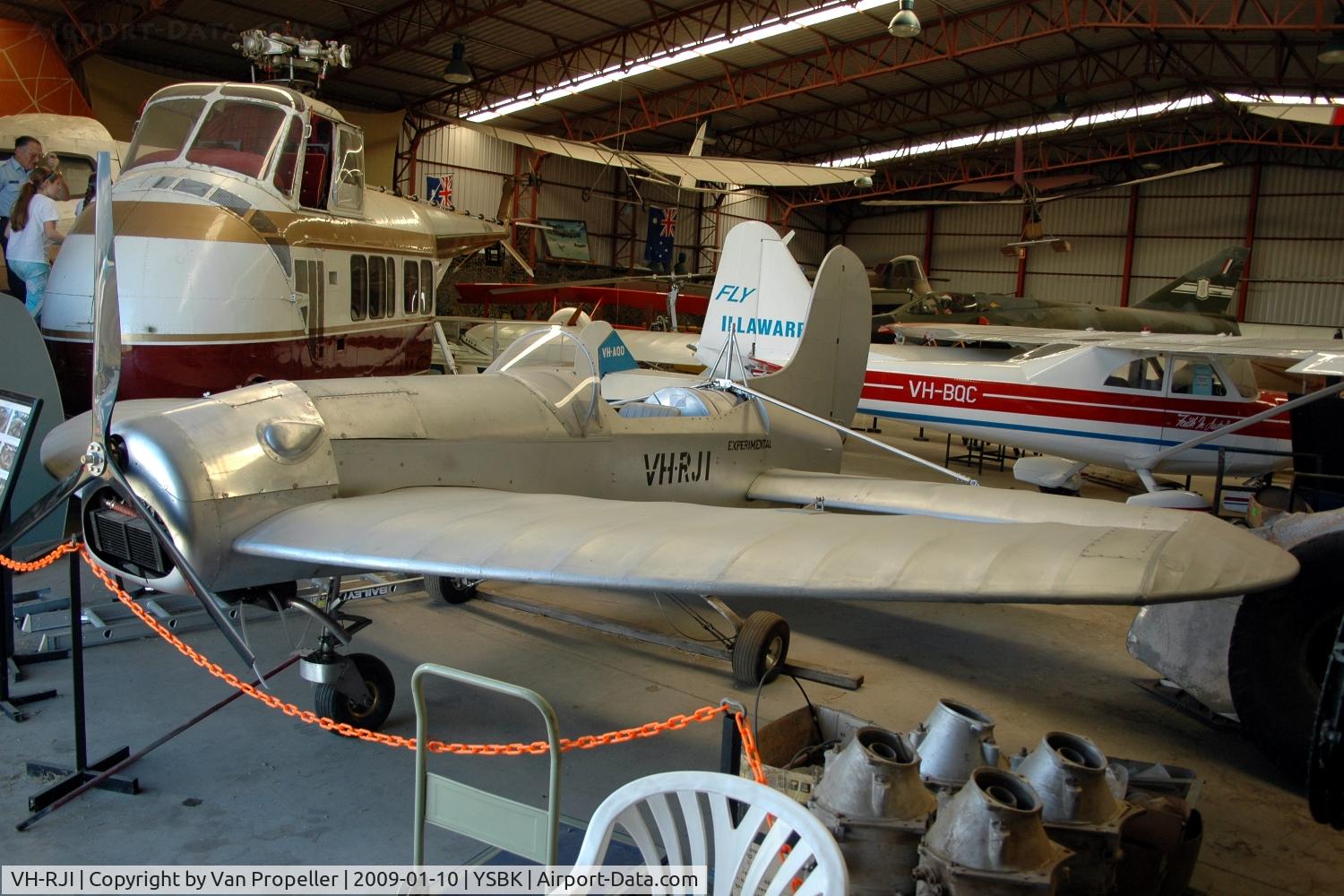 VH-RJI, 2000 Feast Circle CW C/N R090, Feast Circle CW, a homebuilt circular wing aircraft at the Australian Aviation Museum at Bankstown, NSW, 2009.