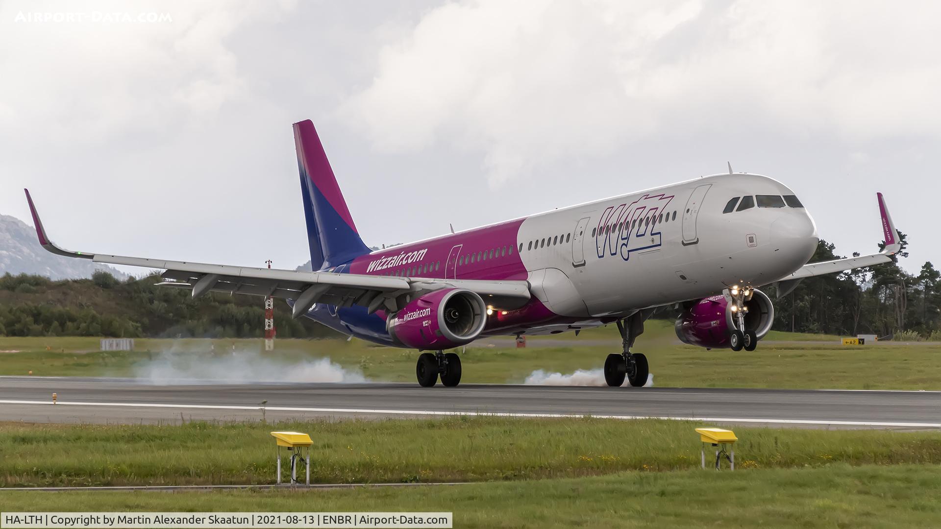 HA-LTH, Airbus A321-231 C/N 8724, Landing rwy. 17.
