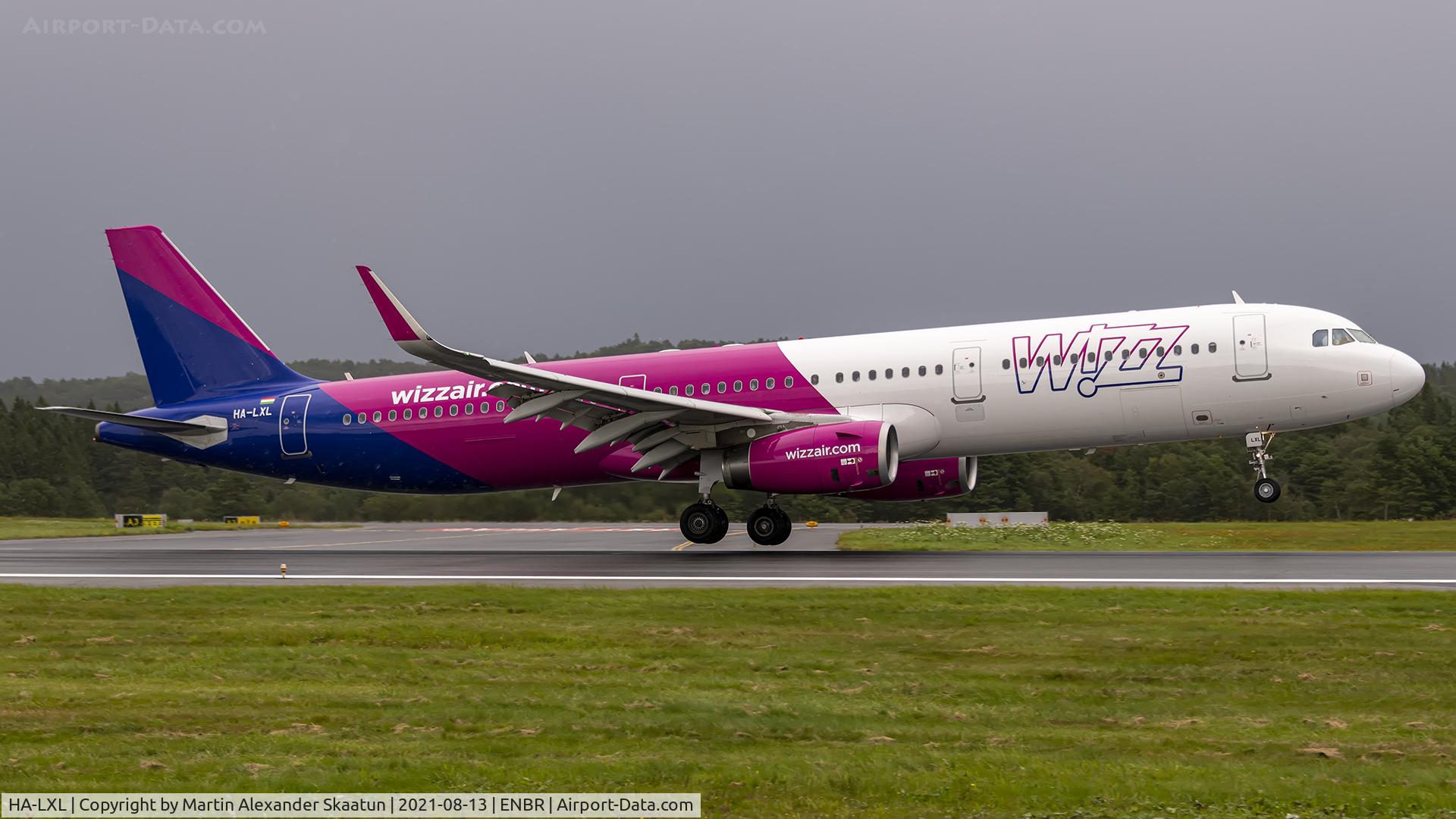 HA-LXL, 2016 Airbus A321-231 C/N 7488, Landing rwy. 17.