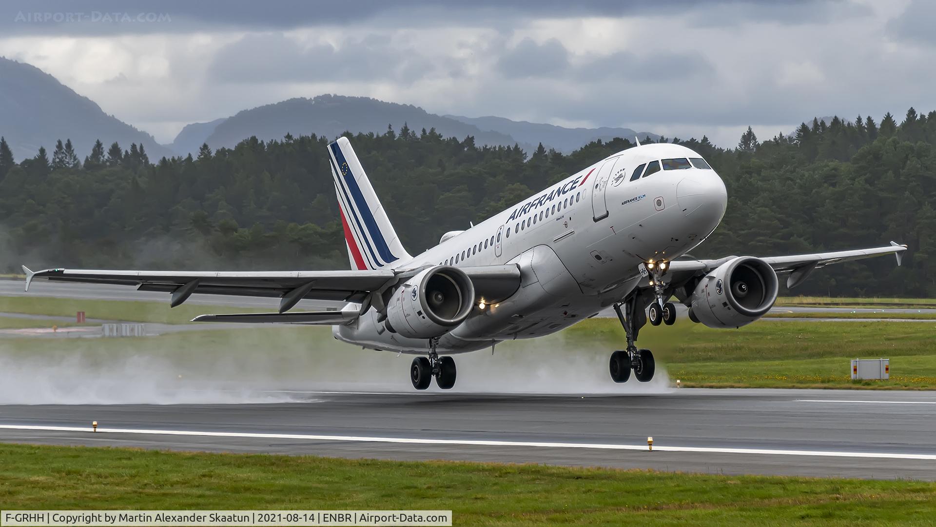 F-GRHH, 1999 Airbus A319-111 C/N 1151, Taking off rwy. 17.