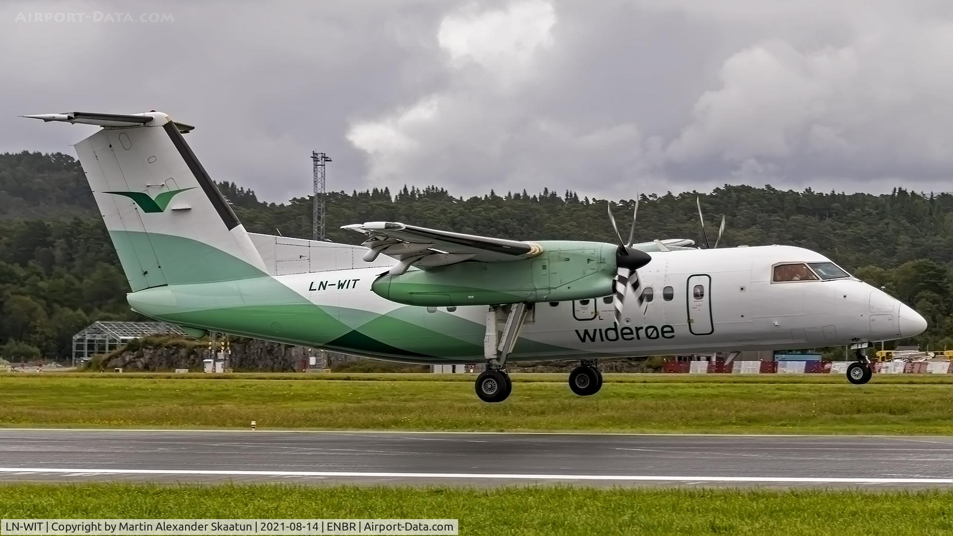 LN-WIT, 1991 De Havilland Canada DHC-8-103A Dash 8 C/N 310, Landing rwy. 17.