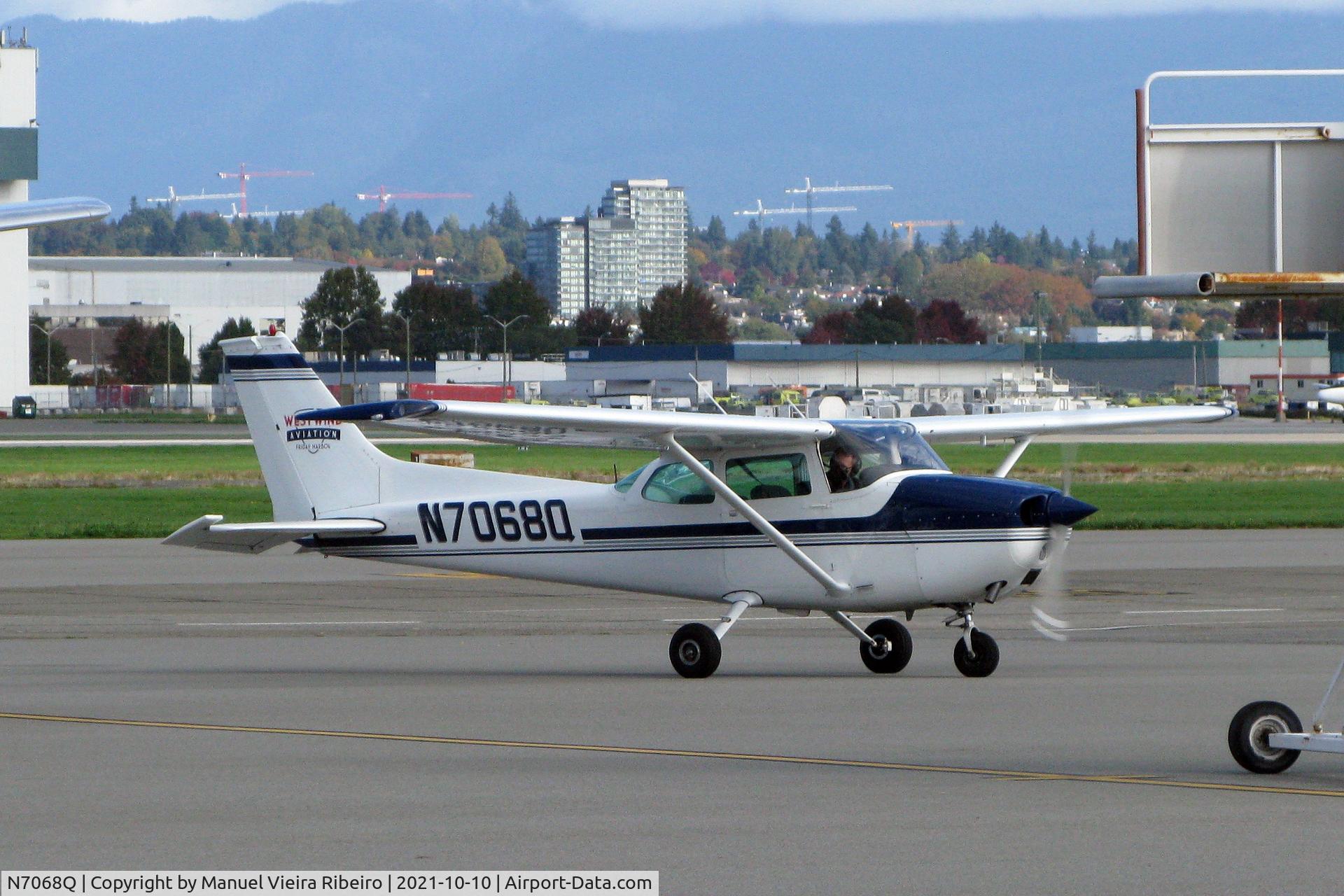 N7068Q, 1972 Cessna 172L C/N 17260368, YVR South Terminal