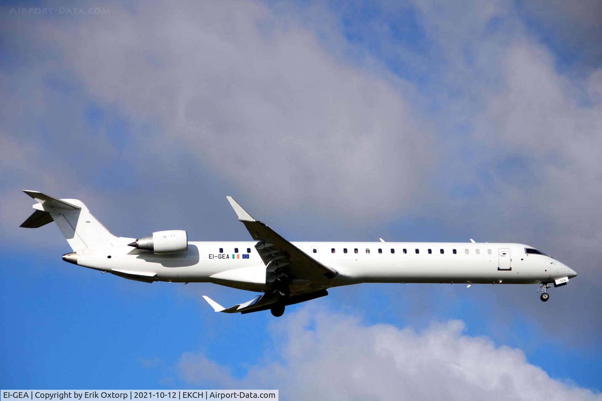 EI-GEA, 2009 Bombardier CRJ-900ER (CL-600-2D24) C/N 15224, EI-GEA landing rw 04L