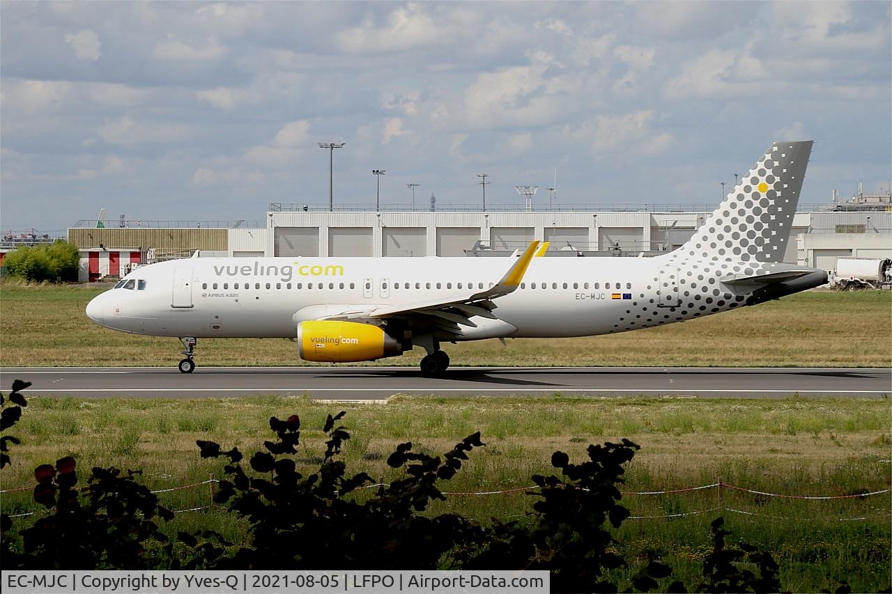 EC-MJC, 2015 Airbus A320-232 C/N 6841, Airbus A320-232,Just landed rwy 24, Paris-Orly airport (LFPO-ORY)