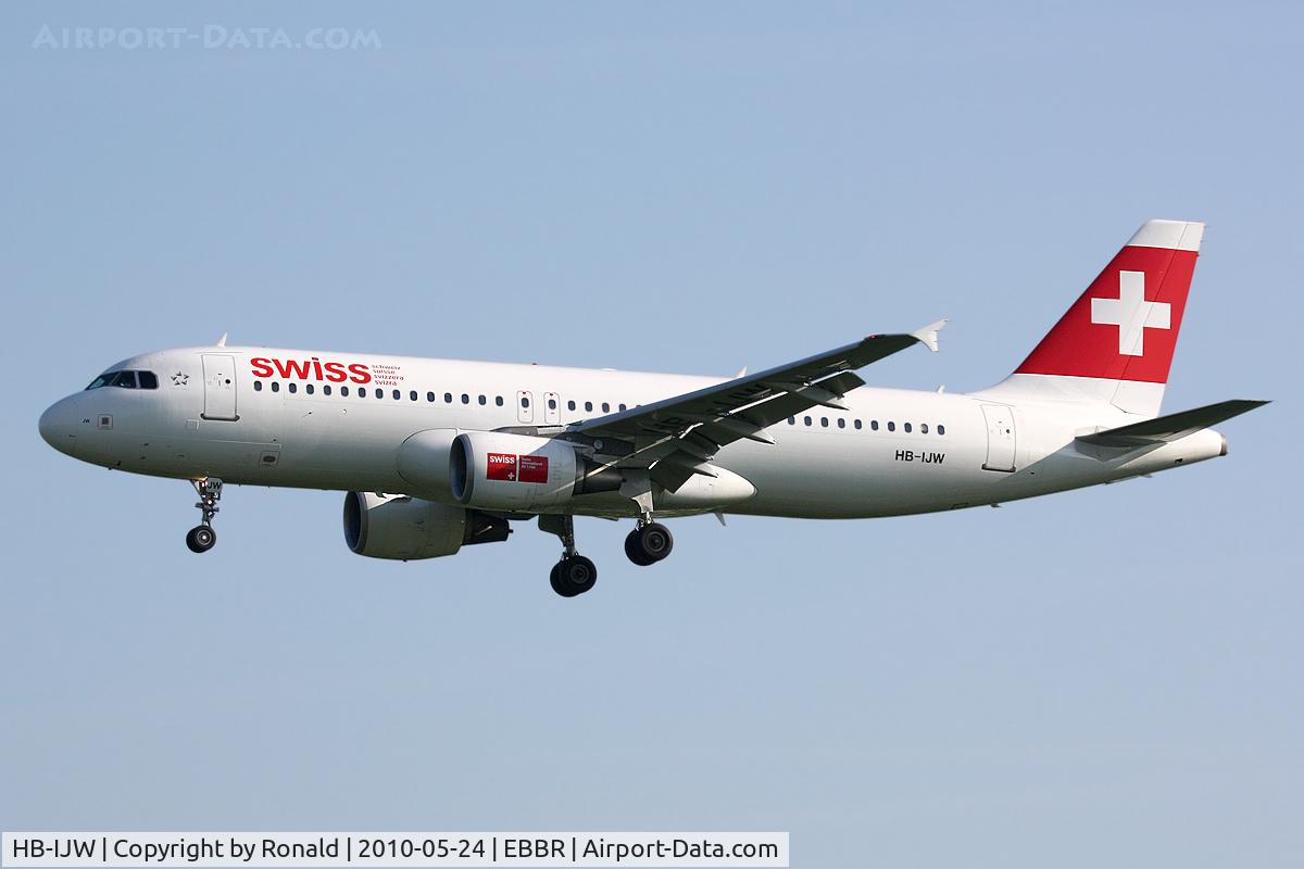 HB-IJW, 2003 Airbus A320-214 C/N 2134, at bru