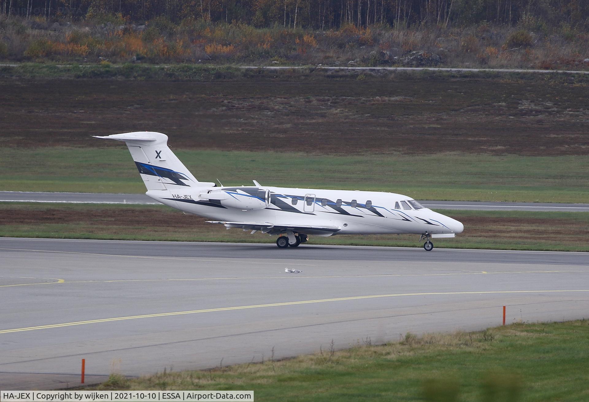 HA-JEX, 1994 Cessna 650 Citation VI C/N 650-0240, TWY X