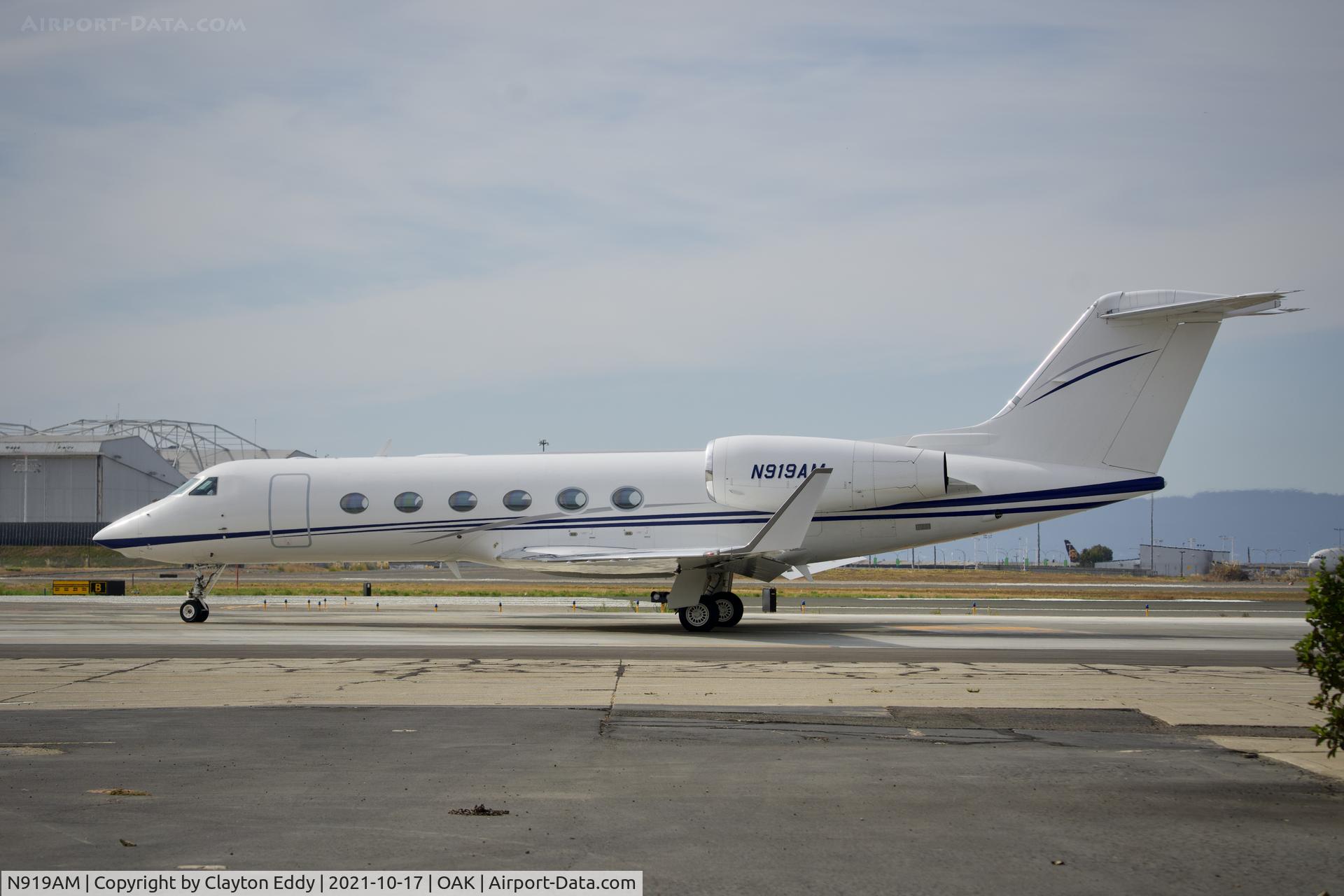 N919AM, 2009 Gulfstream Aerospace GIV-X (G450) C/N 4179, North Field Oakland airport California 2021.