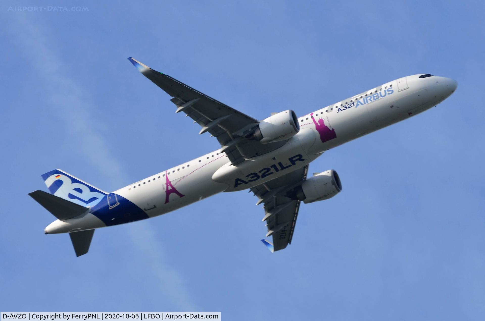 D-AVZO, 2018 Airbus A321-251NX C/N 7877, Airbus A321NX proto/demonstrator taking-off.