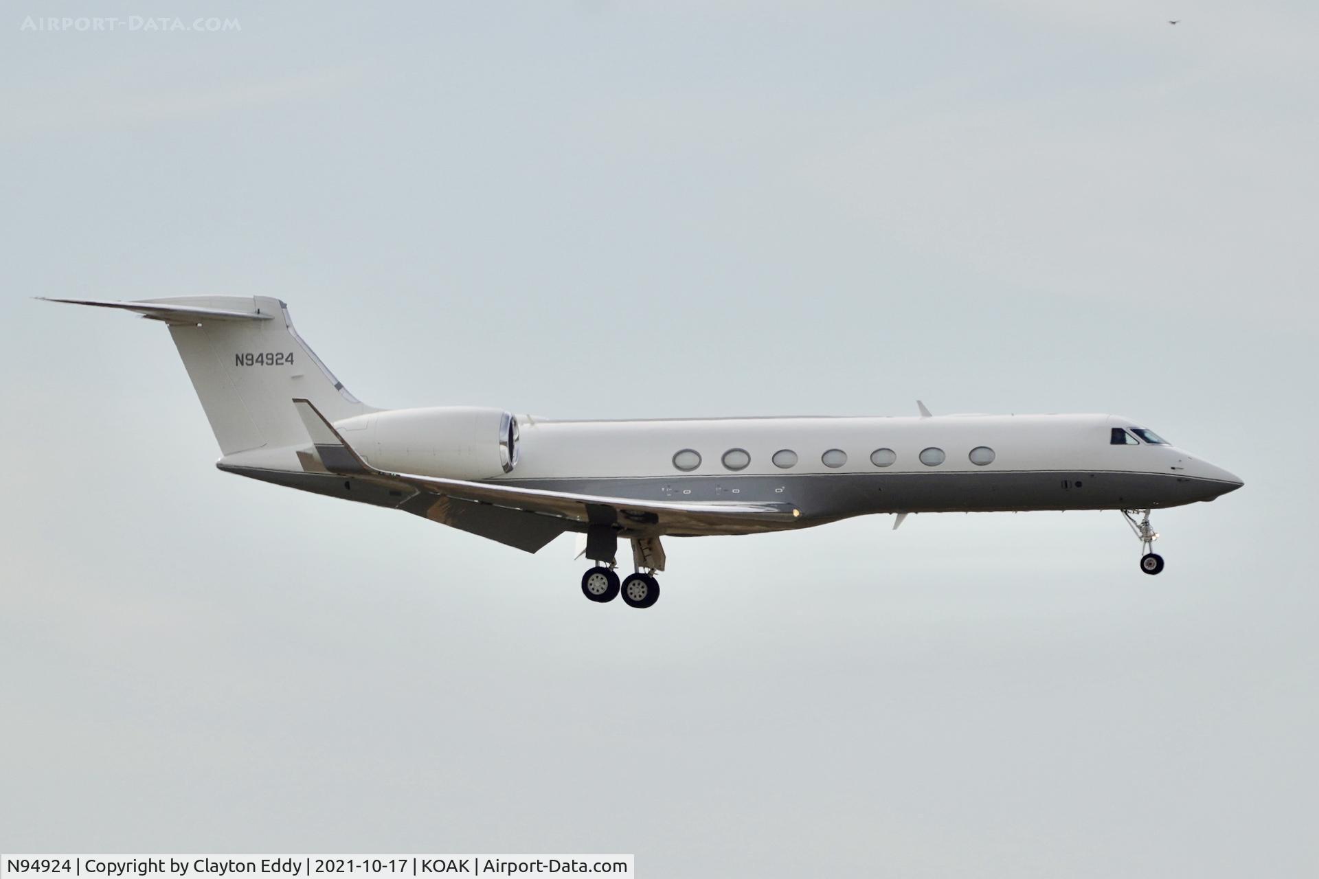 N94924, 2009 Gulfstream Aerospace GV-SP (G550) C/N 5255, North Field Oakland airport California 2021.