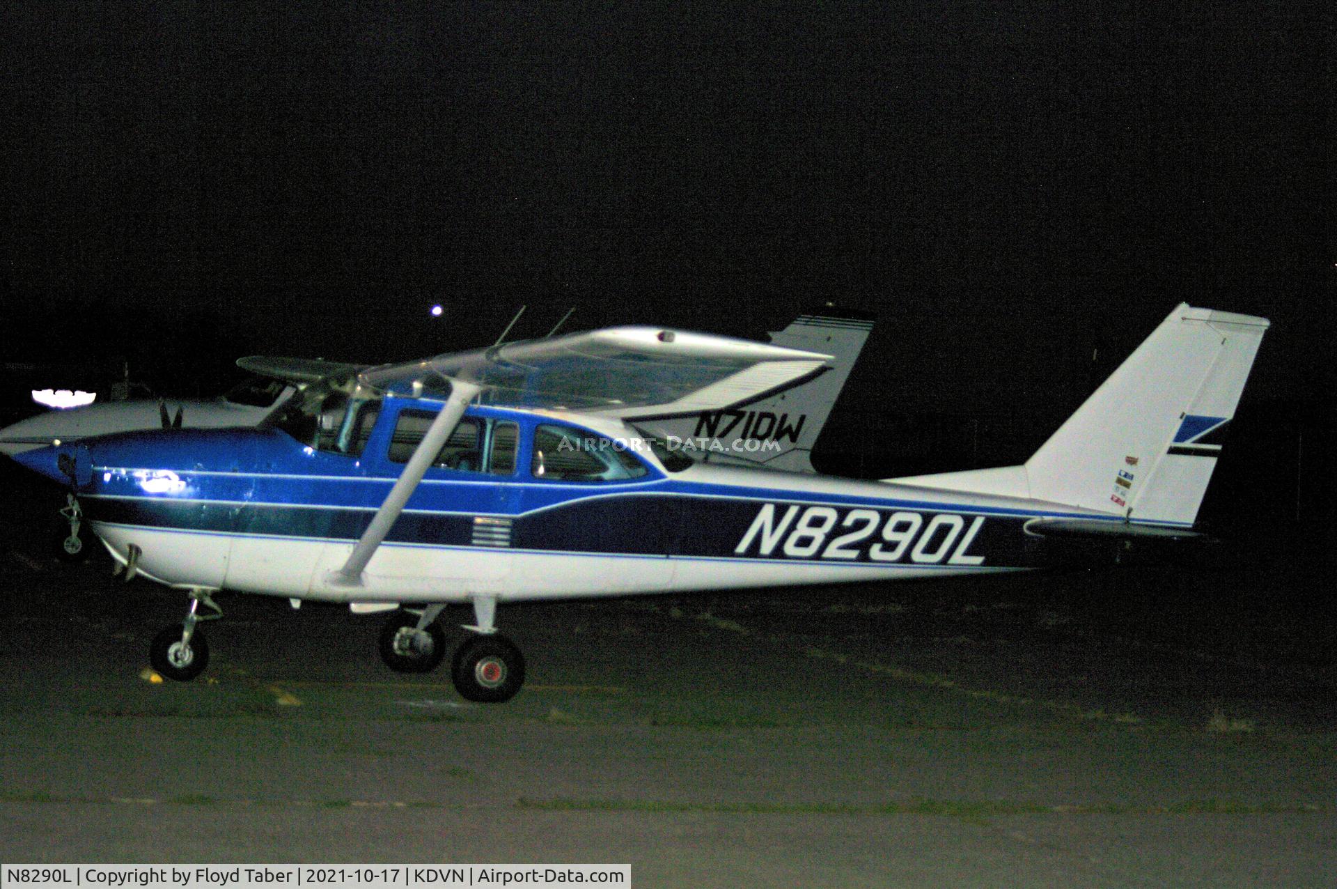 N8290L, 1967 Cessna 172H C/N 17256490, General Aviation Ramp