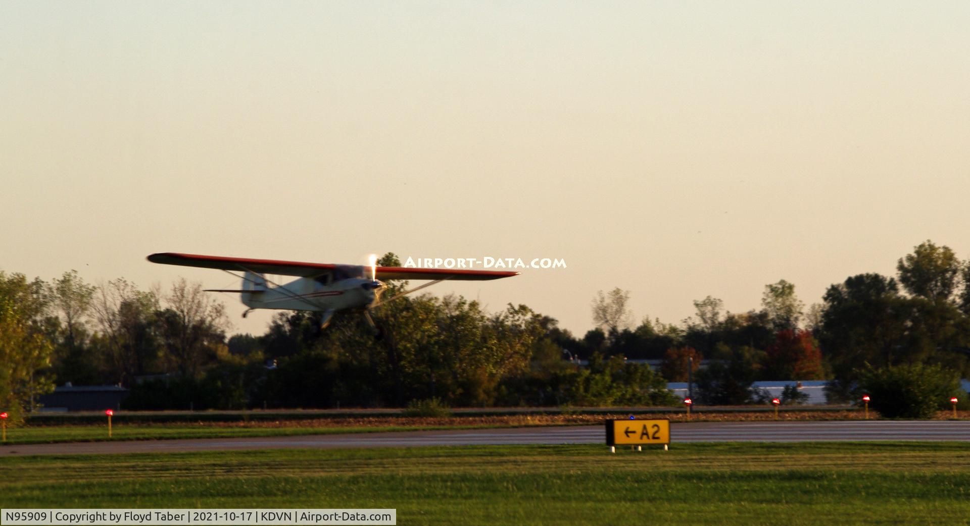 N95909, 1946 Taylorcraft BC12-D C/N 8209, Landing on runway 33 at KDVN