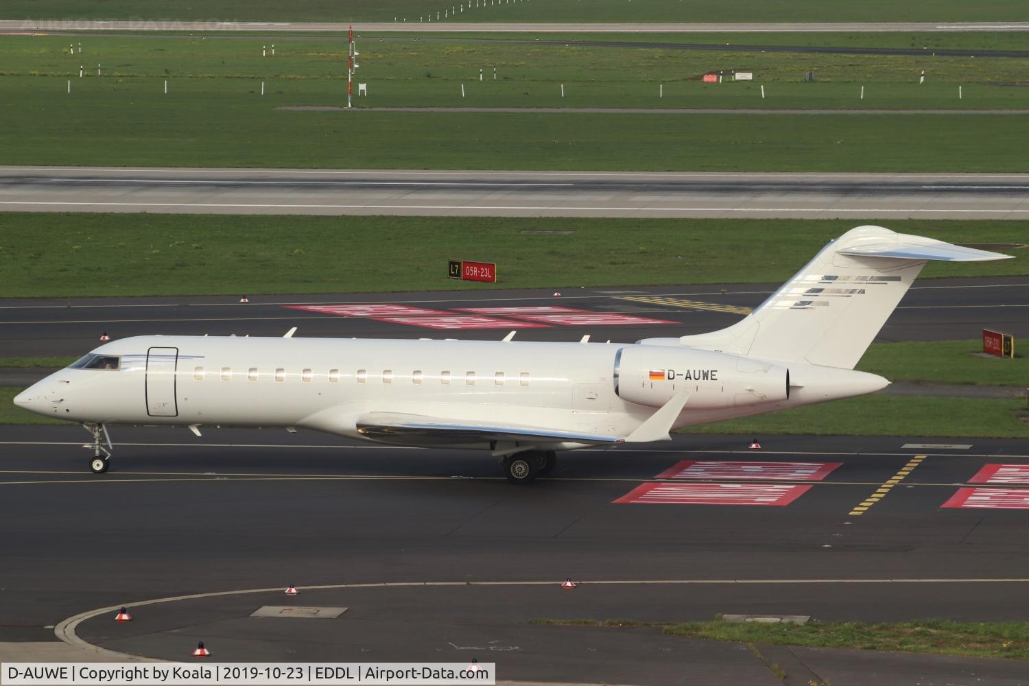 D-AUWE, 2000 Bombardier BD-700-1A10 Global Express C/N 9060, Taxing to GAT