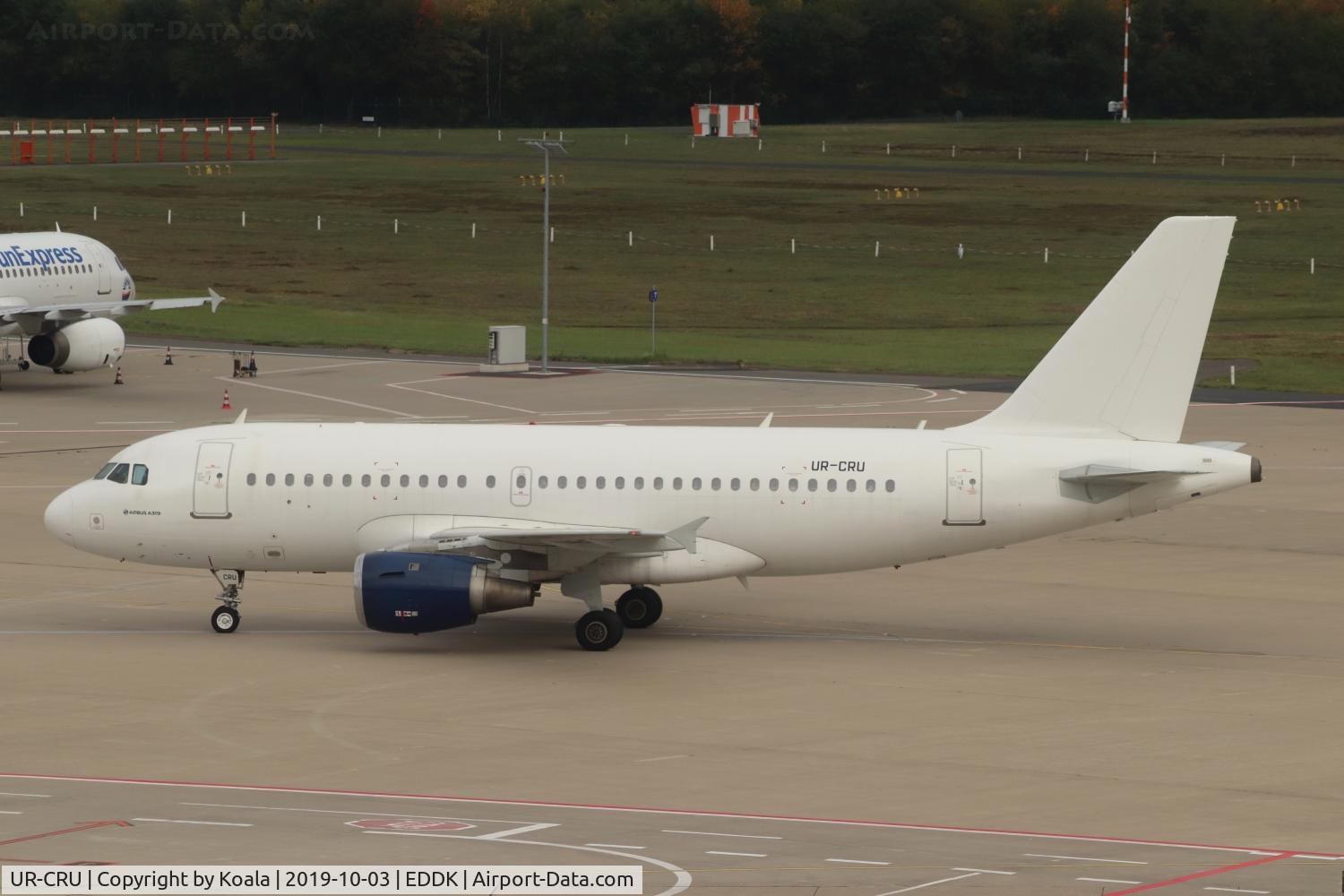 UR-CRU, 1996 Airbus A319-113 C/N 639, Taxing to Terminal 2
