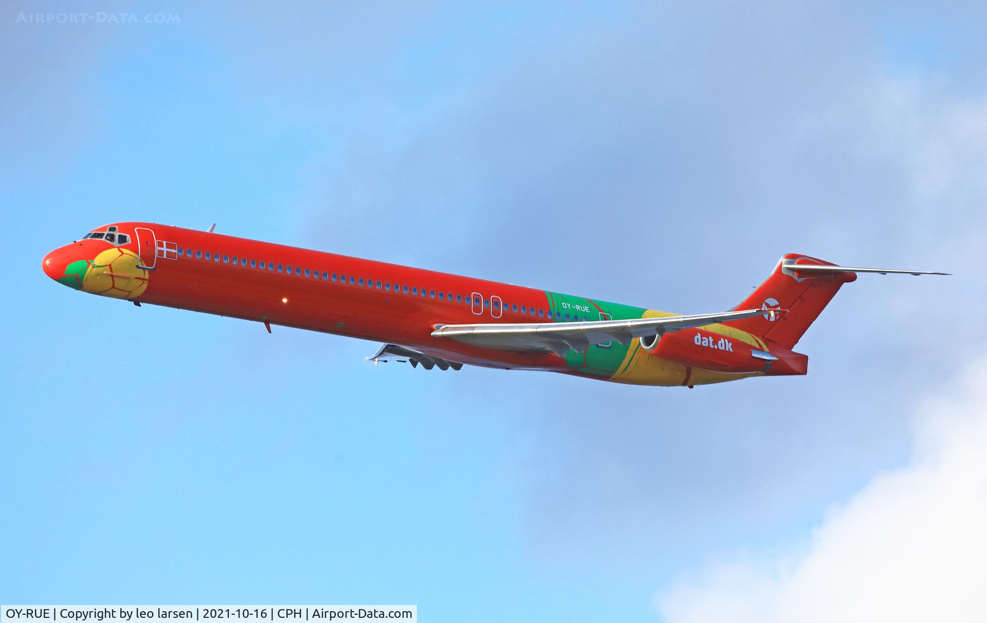 OY-RUE, 1990 McDonnell Douglas MD-83 (DC-9-83) C/N 49936, Copenhagen 16.10.2021 low-pass
